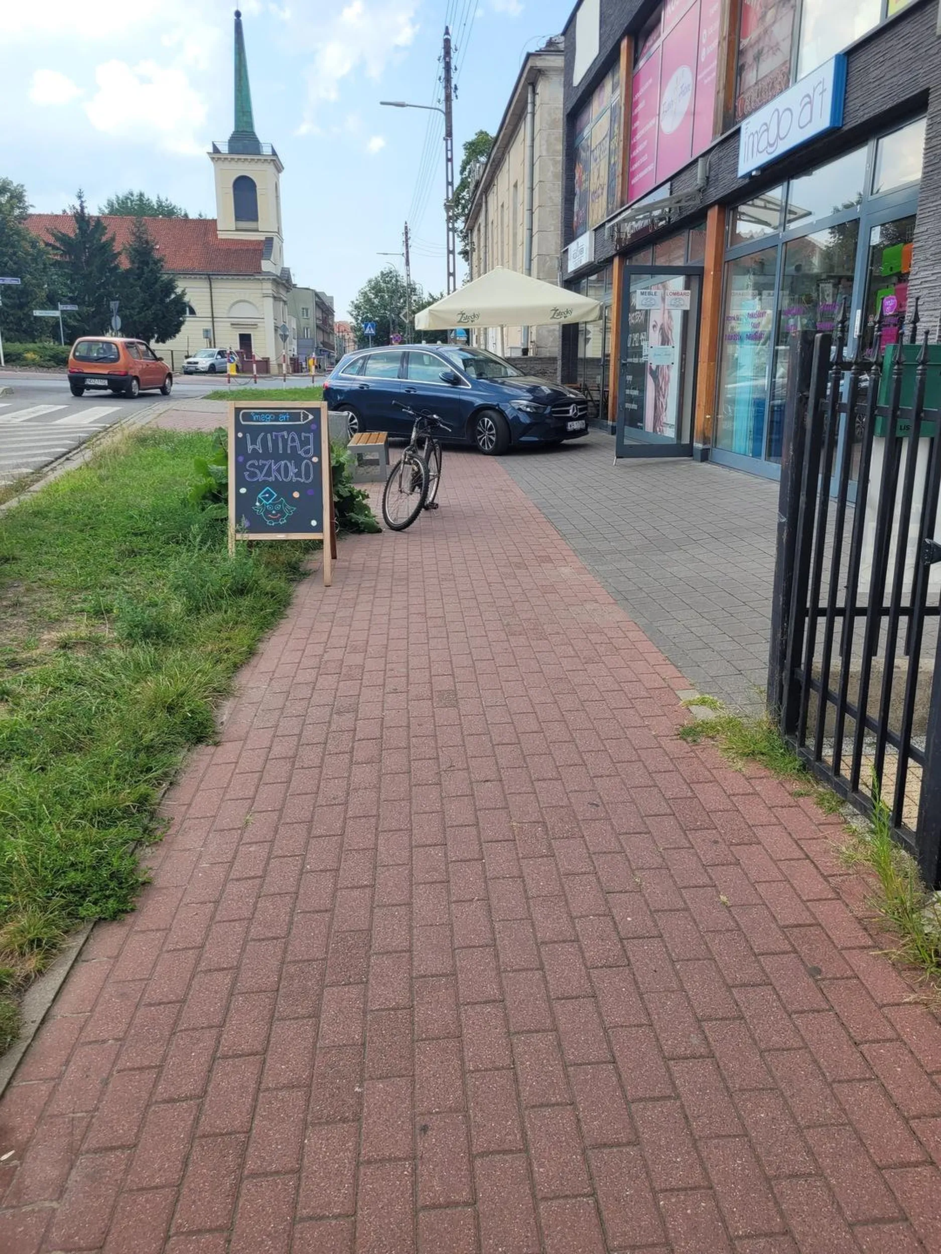 Seba z karyną i bryankiem przyjechali po baloniki. Żeby się nie zmęczyć wjechali prawie do sklepu. Po pasach i 50 cm od sklepowej witryny. 10 metrów dalej wolne miejsce parkngowe. Twarz nie zmęczona myśleniem, to i nogi nie mogą się zmęczyć.