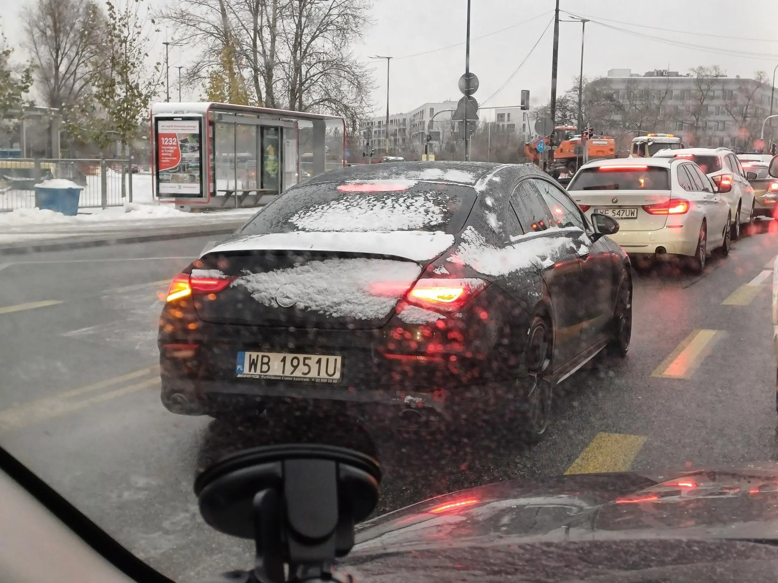 Na zmiotkę do odśnieżenia szyby nie starczyło?