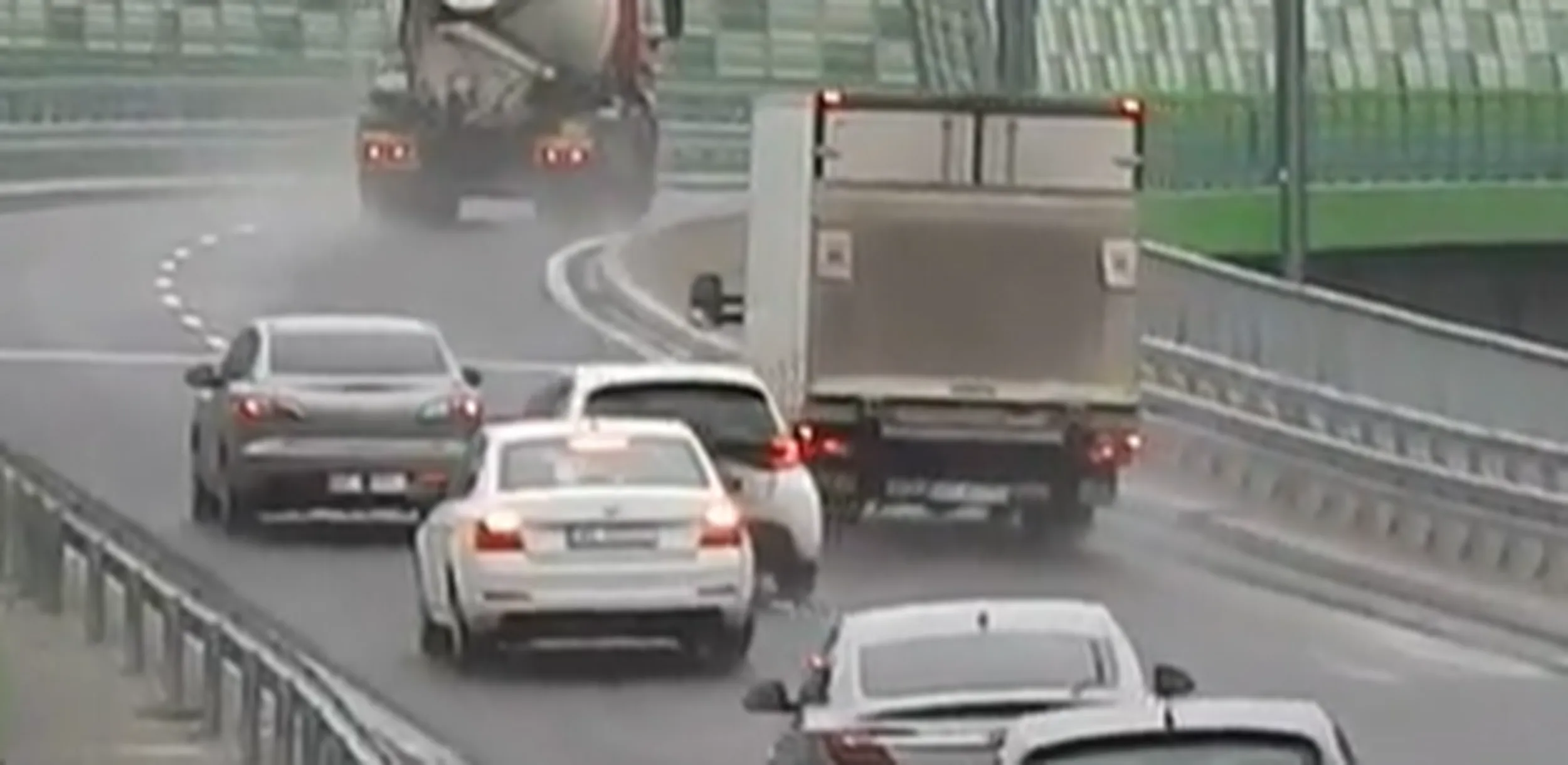 dobry kierowca, nadaje się na tor wyścigowy nie na drogi publiczne. Wjeżdża tak że ten za nim musi hamować