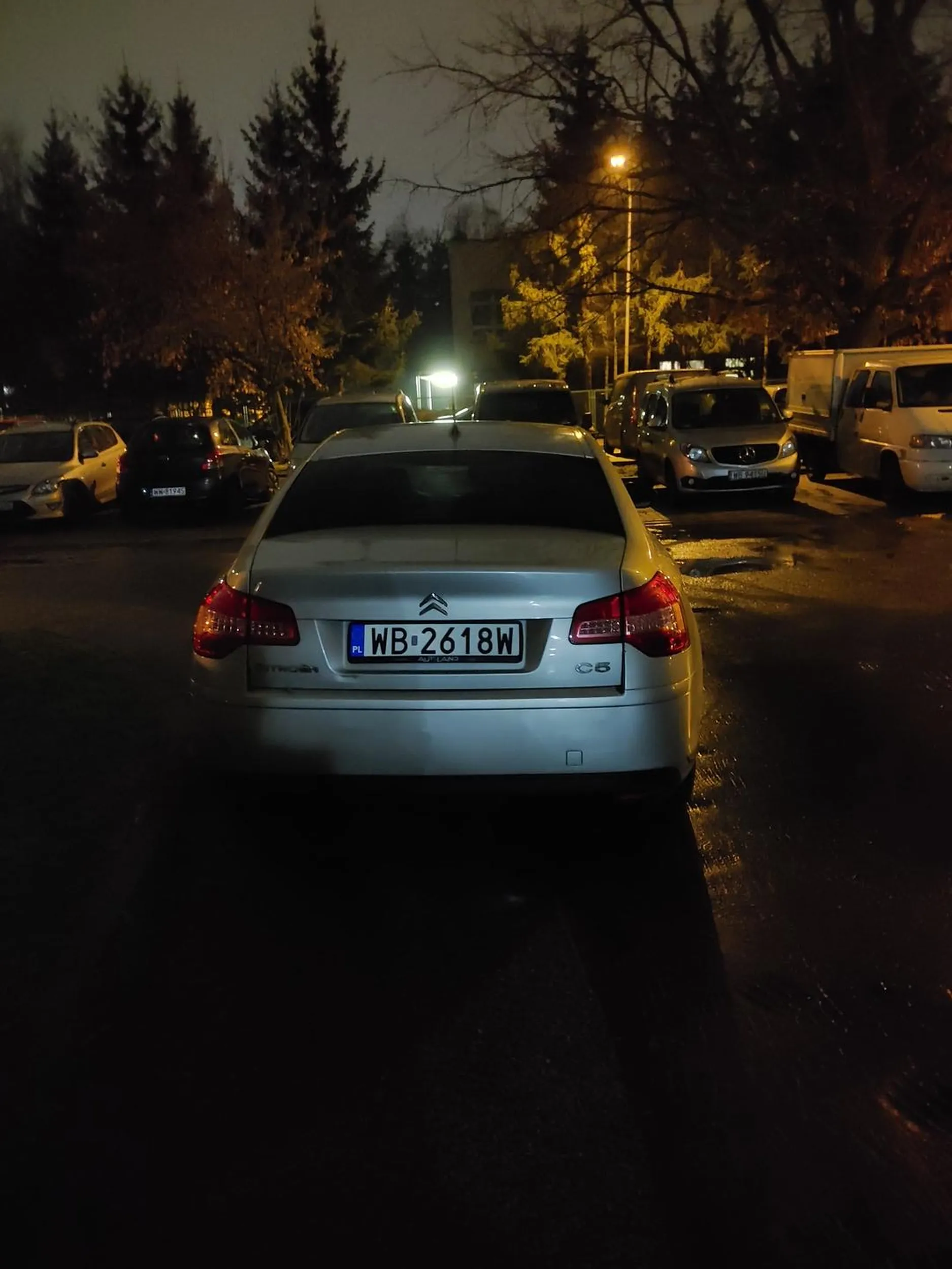 Buractwo parkingowe w wykonanu kobiety. Parkuje swojego Citroena C5 gdzie popadnie.