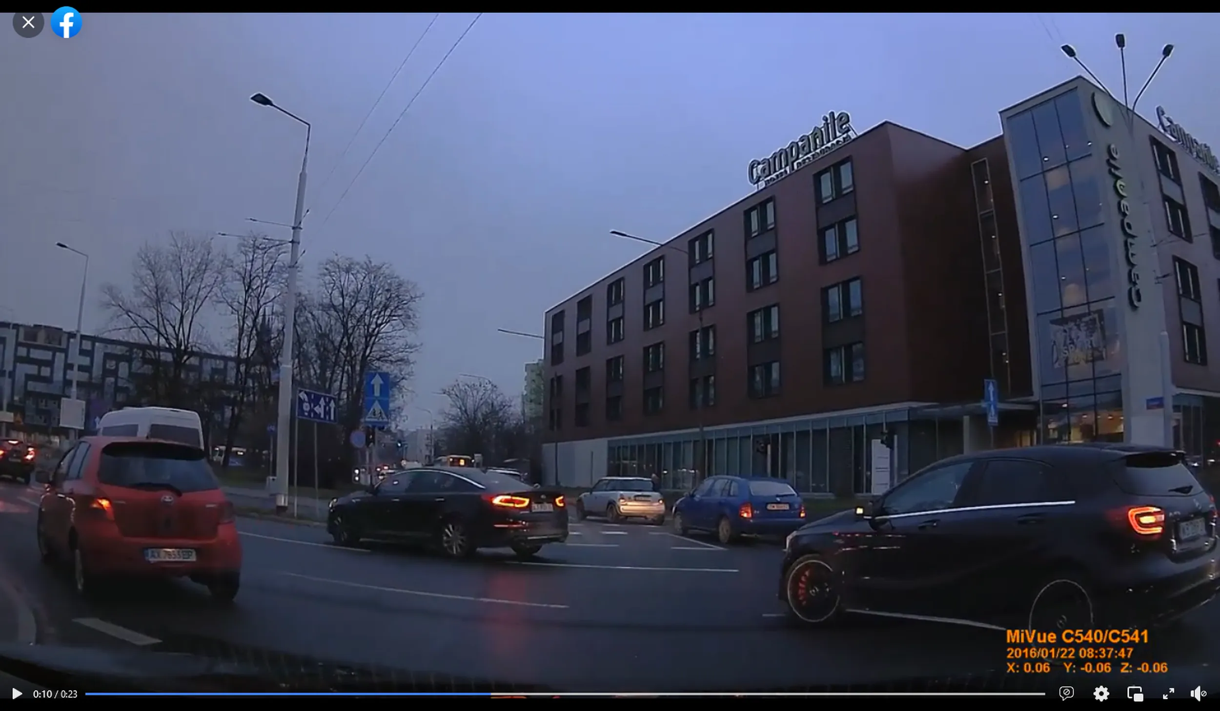 Gościu z tego mercedesa nie zna zasad ruchu drogowego, z prawego pasa do jazdy na wprost, wymuszając pierwszeństwo próbuje skręcić w lewo. Po zwróceniu uwagi (klaksonem no bo w jaki inny sposób ;) jeszcze się awanturuje.