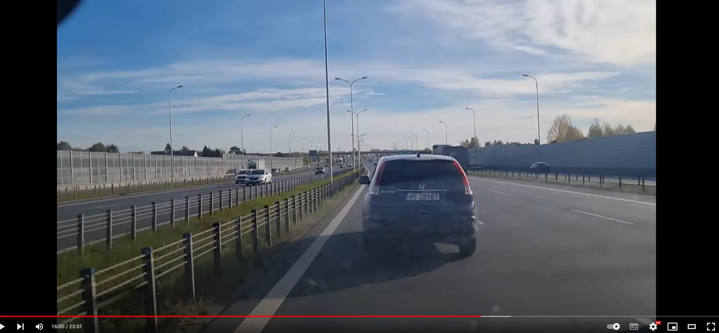 Jako kierowca to ty jesteś typie do utilizacji. Jako można być takim skurwielem żeby blokować karetkę.