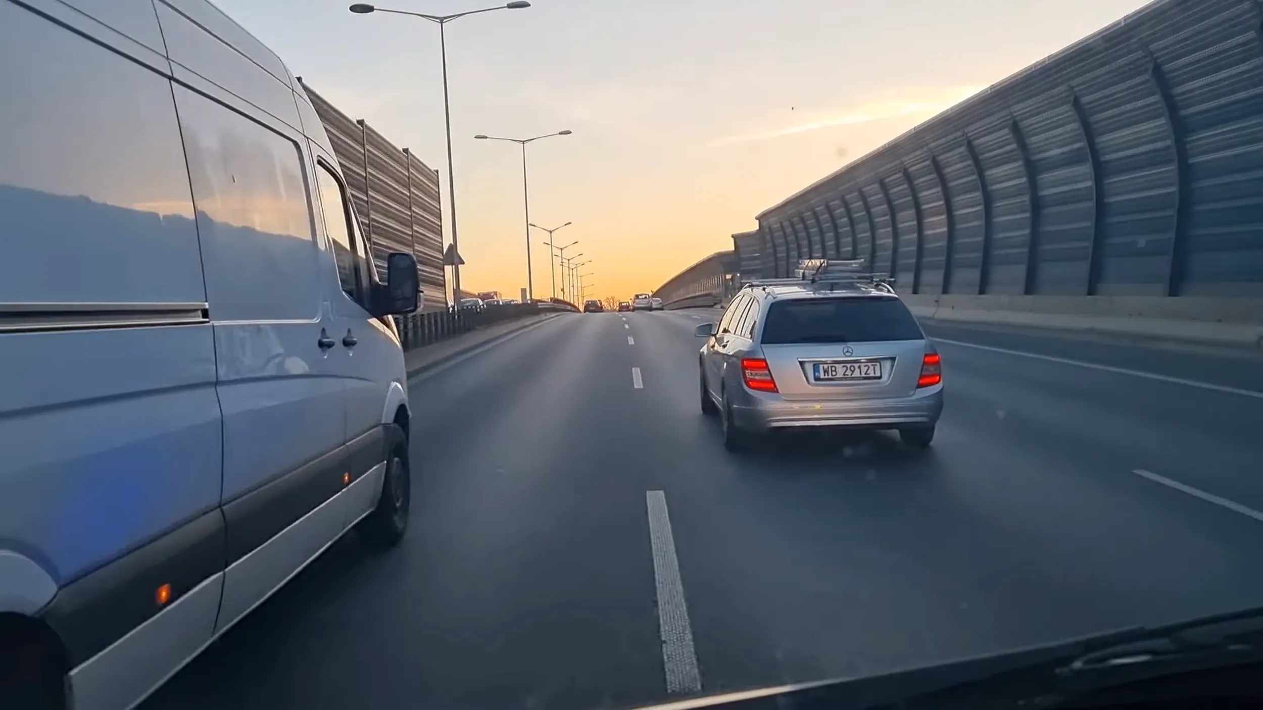 Przylepiony do swojego pasa nie potrafi zjechać z drogi karetce jadącej na sygnale.