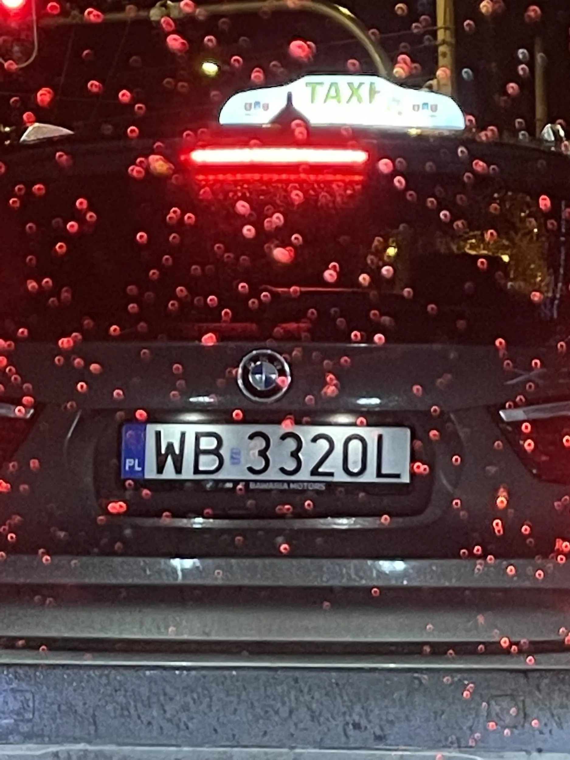 kierowca zajęty rozmowa przez telefon zamiast jazdą, nie używa kierunków, gdy ma strzałkę warunkowa wymusza pierwszeństwo