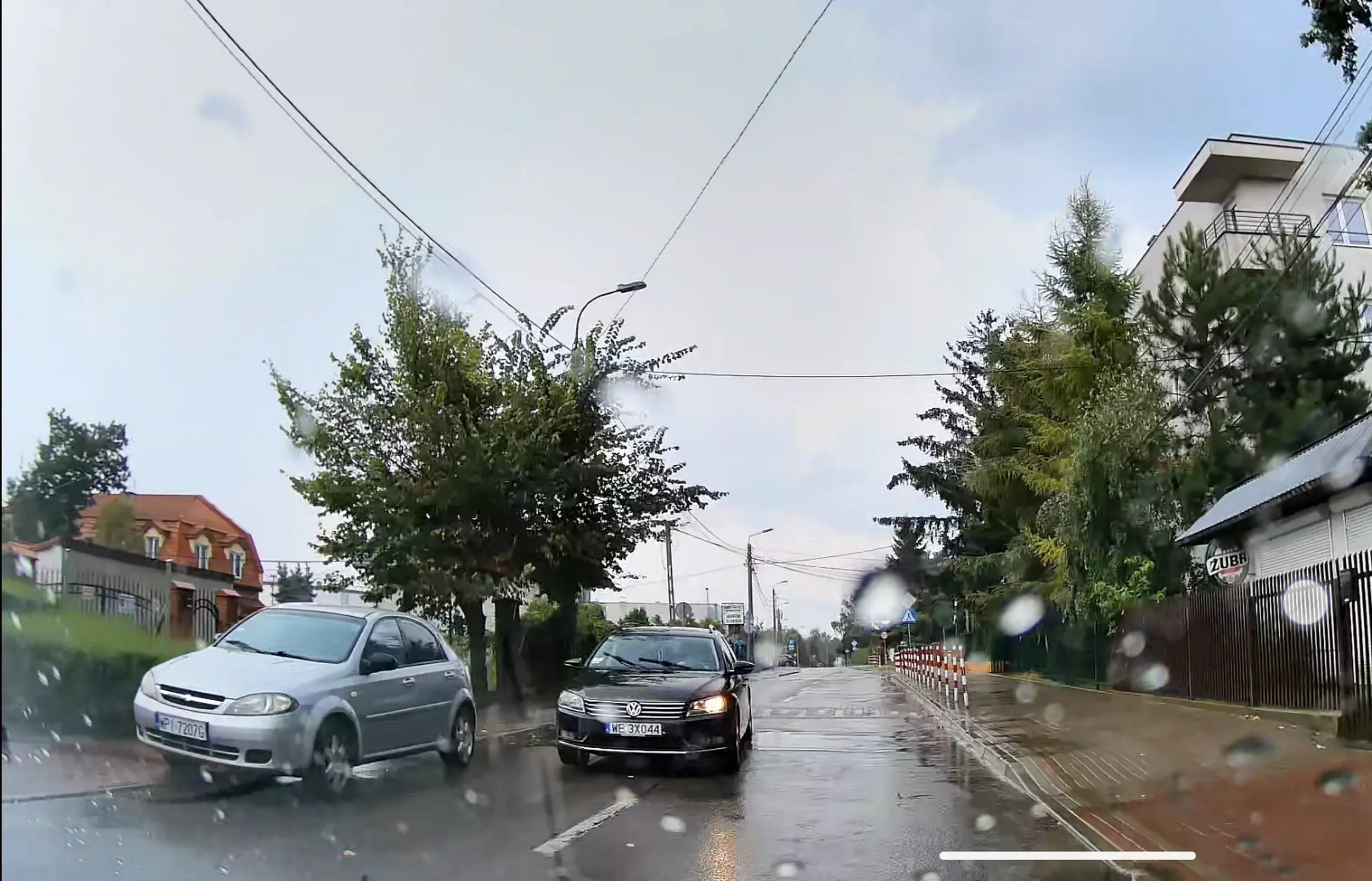 Wpycha się kiedy musi ustąpić pierwszeństwa, kiedy mija samochód. Niedzielny kierowca