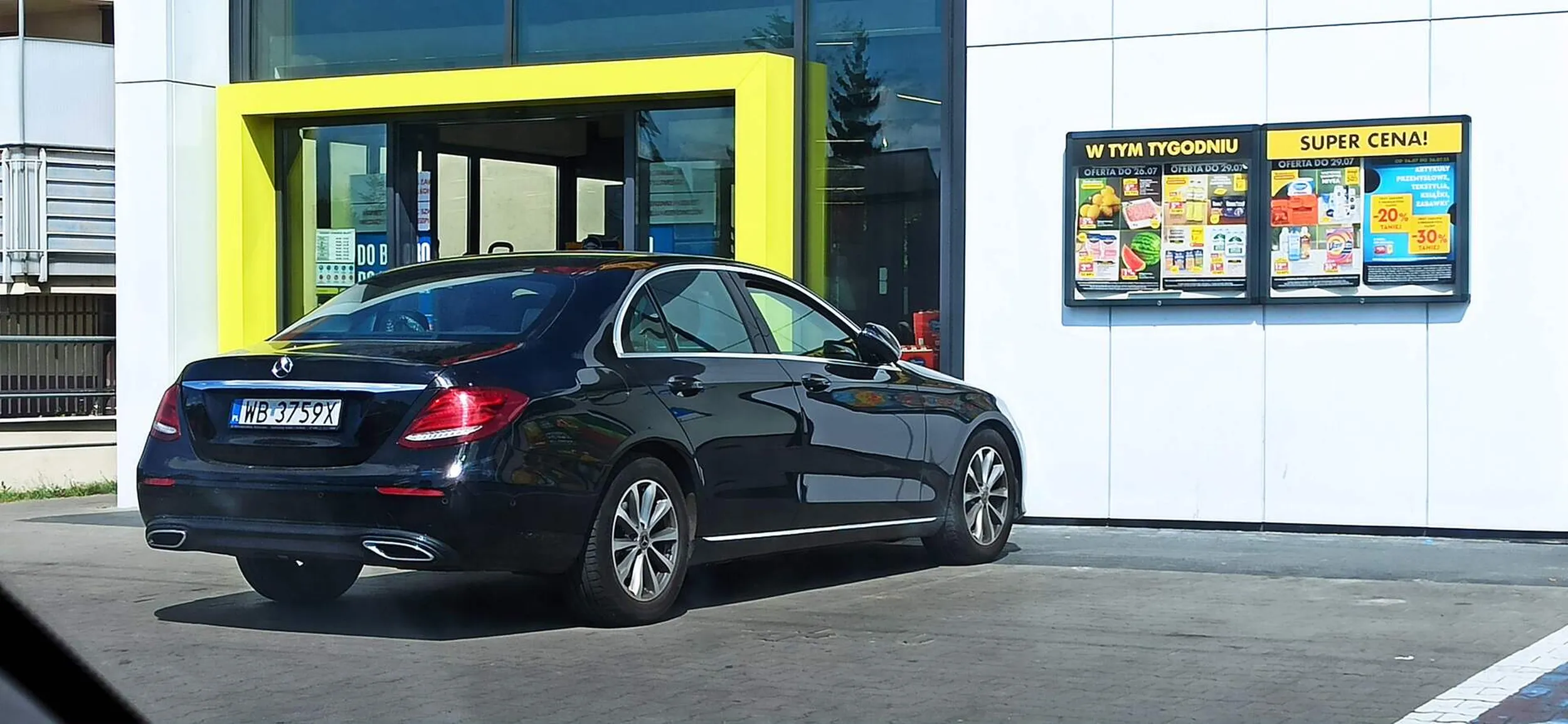 Król parkuje przy samym wejściu