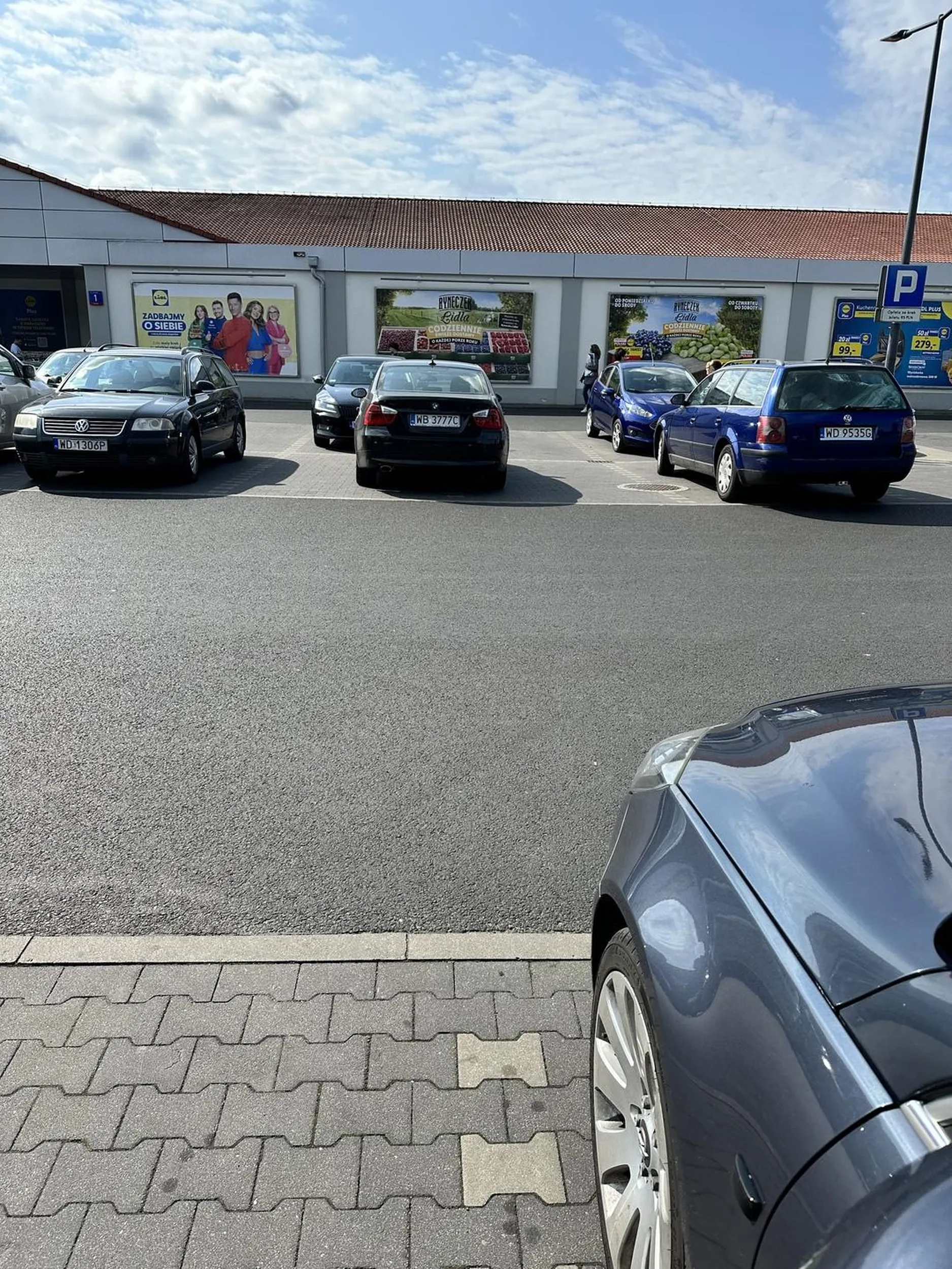 Jeszcze zeby to było parkowanie jakimś fajnym nowym autem a nie takim starym trupem …