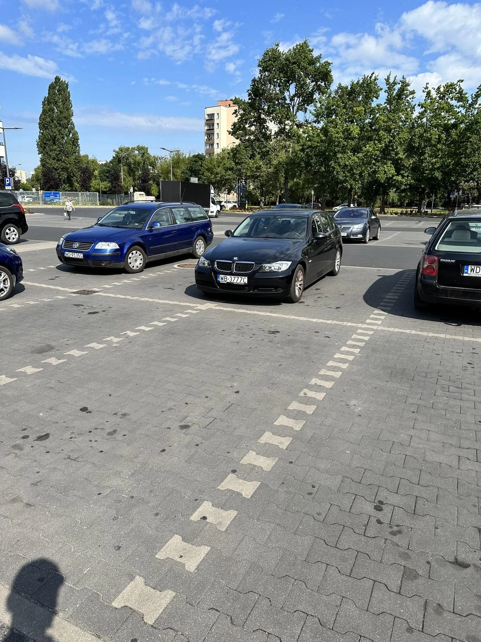 Jeszcze zeby to było parkowanie jakimś fajnym nowym autem a nie takim starym trupem …