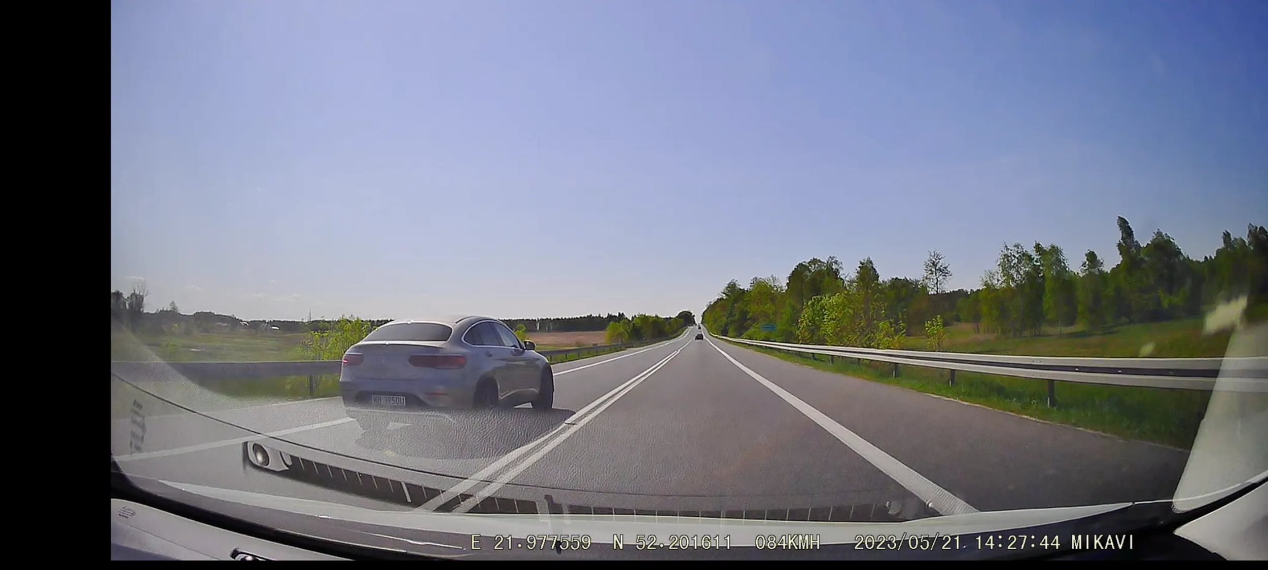 Wyprzedza na podwójniej ciągłej, bo przepisowa jazda jest dla "jaśnie pana" zbyt wolna