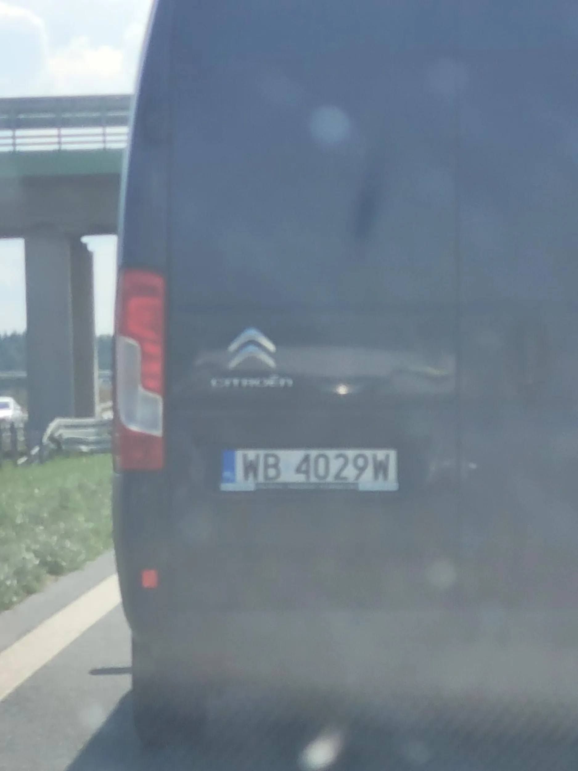 Niebezpieczne zajechanie drogi na drodze ekspresowej.