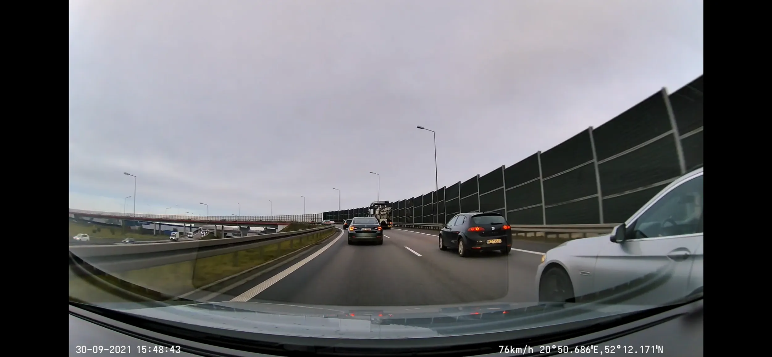 Uważajcie na s8 na te idiotke Zajeżdża drogę, ostatnio prubowala mnie zepchnąć z mojego pasa na barierki. Później zaczęła trąbić walić długimi światłami W całej tej furi mało nie spowodowała karambolu na drodze. Na odcinku  z targówka do zjazdu na Kraków 4 incydenty.... Na końcu zajechała mi drogę i chciała wy hamować mnie na zderzak na szczęście to przewidziałem i zwolniłem wcześniej, pi czym do Depnela w gaz i przeleciała z prawego skrajnego pasa na lewy skrajny przed maski innych.