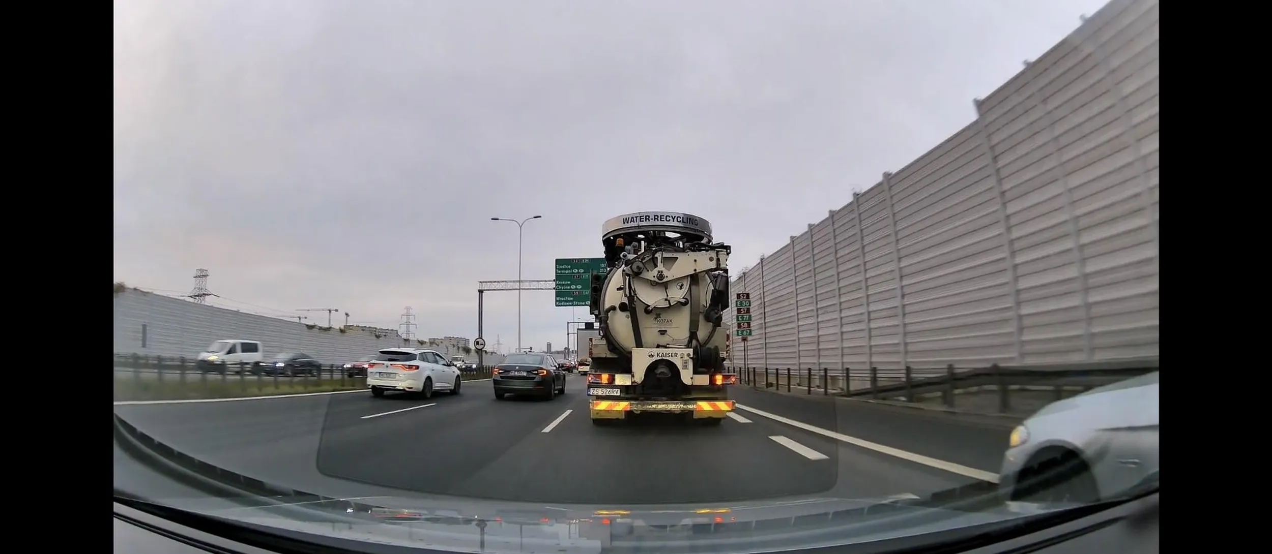 Uważajcie na s8 na te idiotke Zajeżdża drogę, ostatnio prubowala mnie zepchnąć z mojego pasa na barierki. Później zaczęła trąbić walić długimi światłami W całej tej furi mało nie spowodowała karambolu na drodze. Na odcinku  z targówka do zjazdu na Kraków 4 incydenty.... Na końcu zajechała mi drogę i chciała wy hamować mnie na zderzak na szczęście to przewidziałem i zwolniłem wcześniej, pi czym do Depnela w gaz i przeleciała z prawego skrajnego pasa na lewy skrajny przed maski innych.