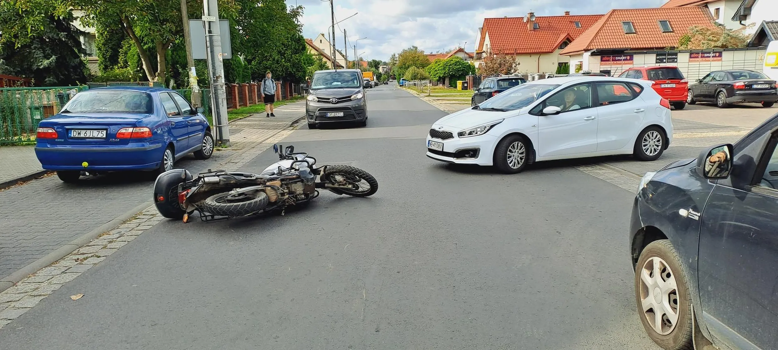 Biała kia kierowca kobieta wymusiła pierwszeństwo motocykliscie wyjeżdżając z pod sklepu lewiatana wroclaw  zrobiła awanturę a następnie uciekła z miejsca zdarzenia sprawa zgłoszona na policje dość nieodpowiedzialne zachowanie nie wykluczona ze pjana bo kto inny by uciekał
