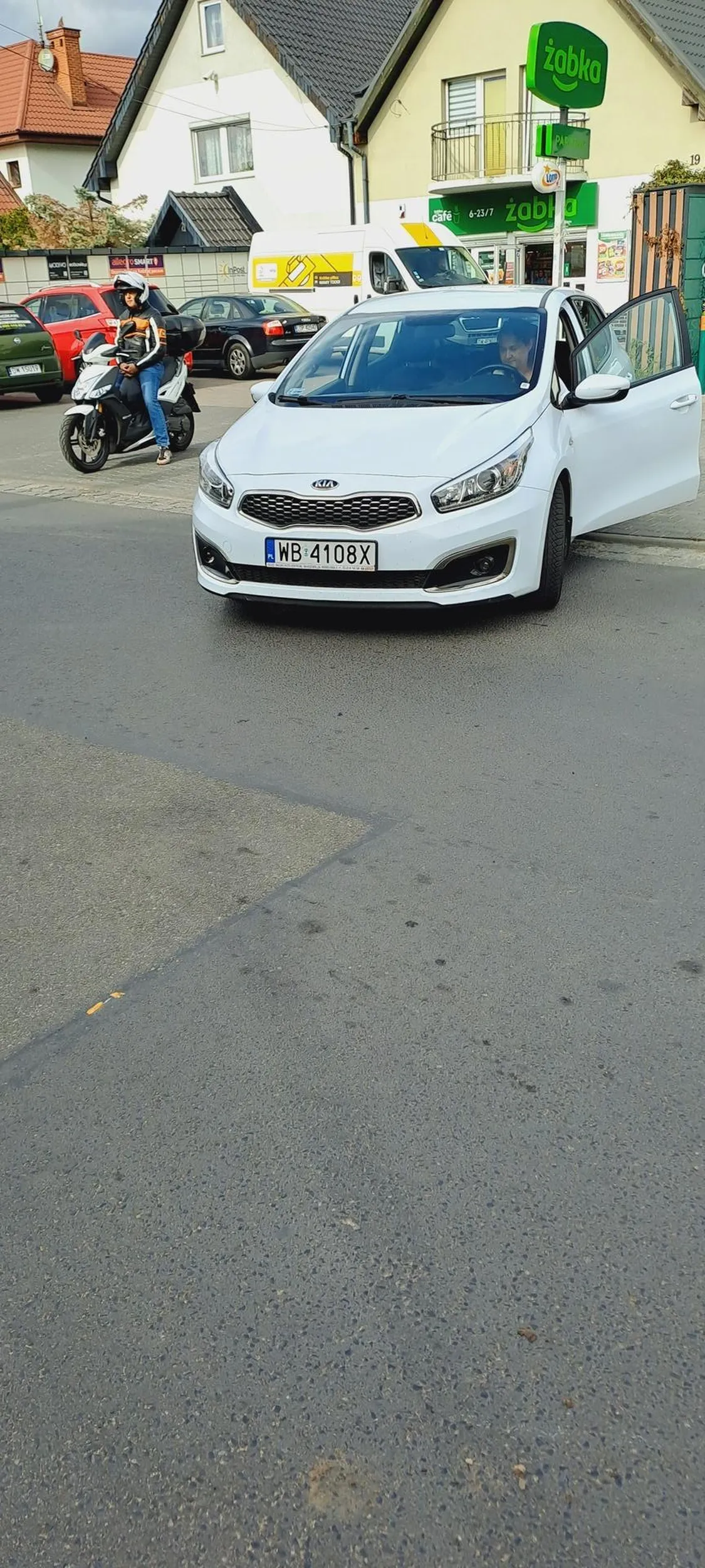 Biała kia kierowca kobieta wymusiła pierwszeństwo motocykliscie wyjeżdżając z pod sklepu lewiatana wroclaw  zrobiła awanturę a następnie uciekła z miejsca zdarzenia sprawa zgłoszona na policje dość nieodpowiedzialne zachowanie nie wykluczona ze pjana bo kto inny by uciekał