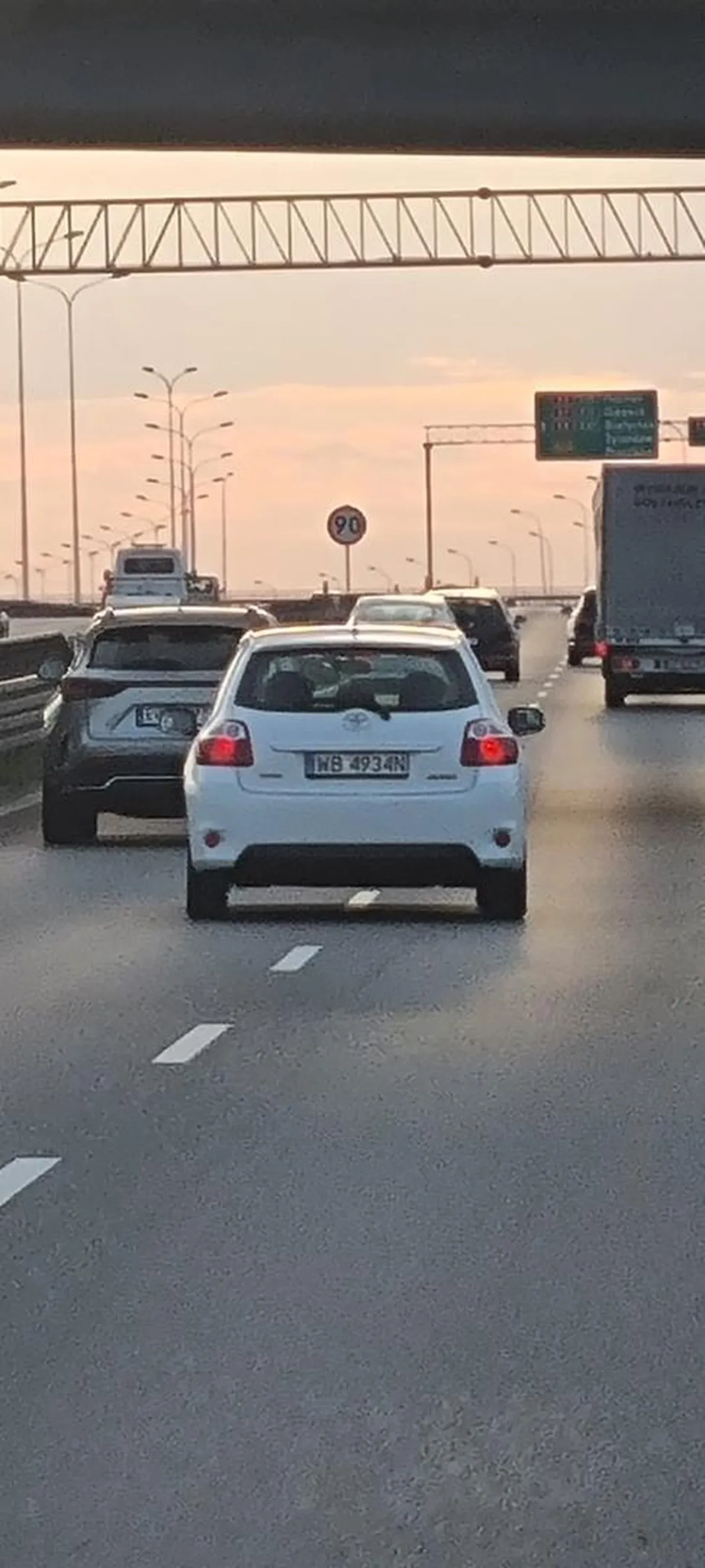 Wyprzedza, wjeżdża przed maskę i hamuje. Przy próbie wyprzedzenia zmienia pas i nadal hamuje przed maską. Baba za kółkiem...