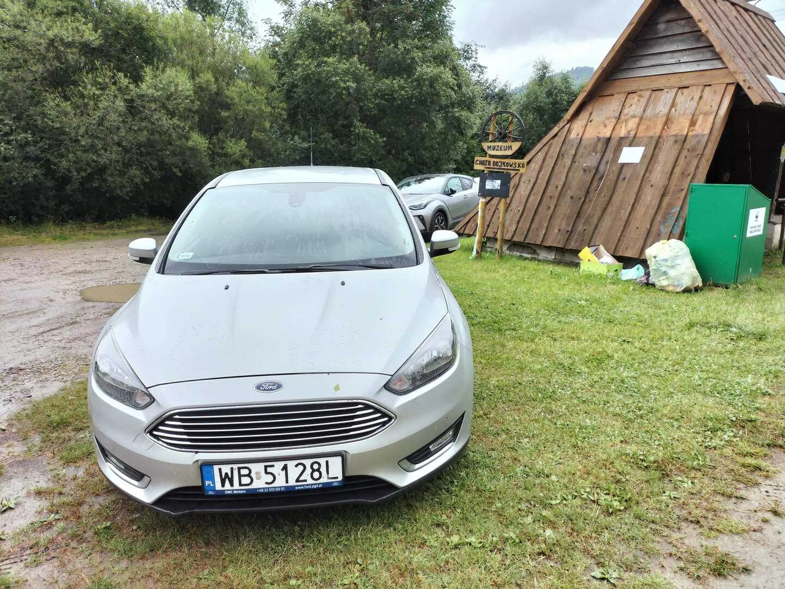 Parkowanie na trawie w Bieszczadach - parkuj se pod swoim blokiem tak.