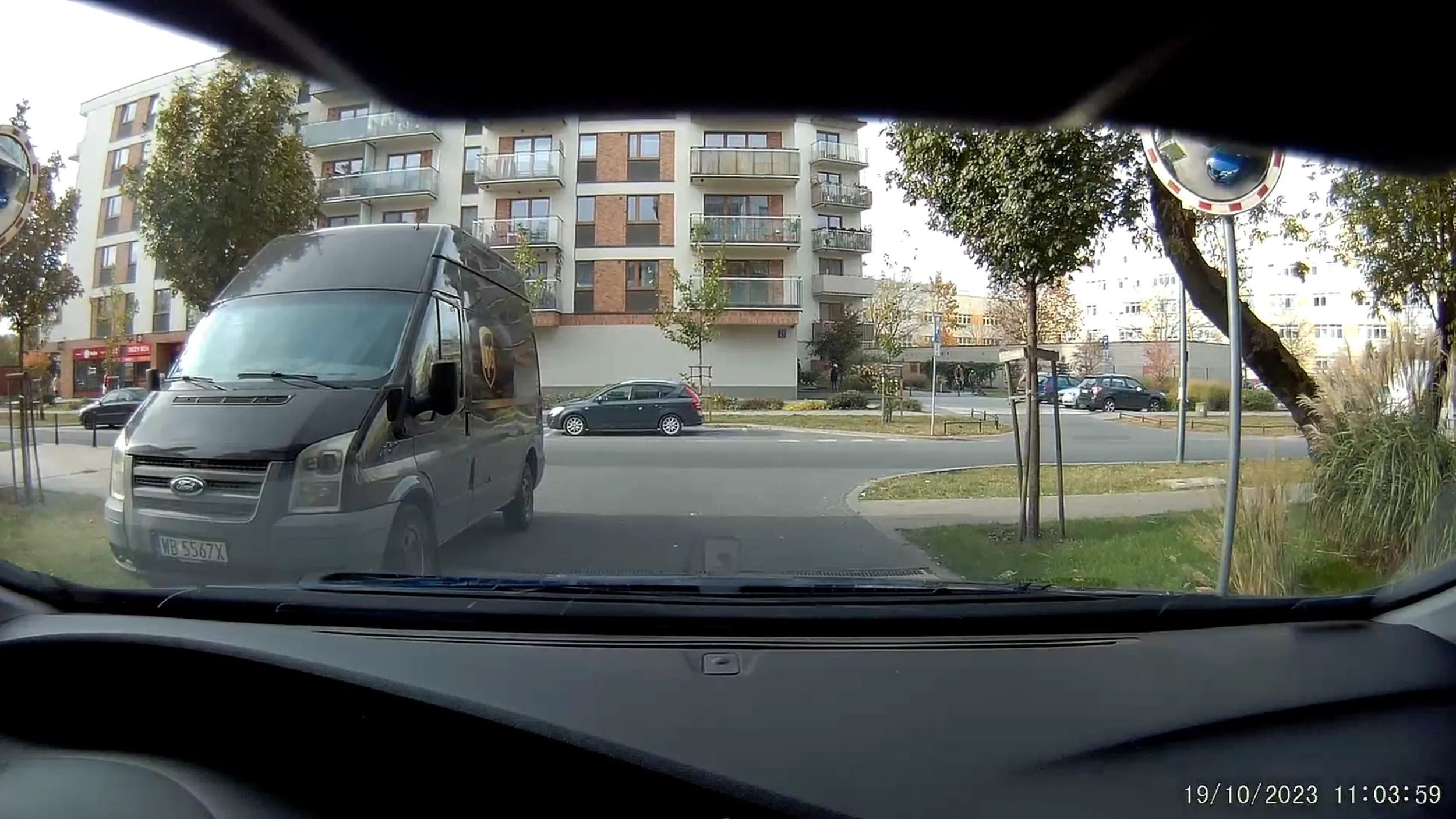 As z firmy UPS ma w głębokim poważaniu, że w bramie garażowej się nie parkuje. Na zwrócenie uwagi odszczeknął się, żeby mu podać adres to nie doręczy nigdy żadnej paczki.