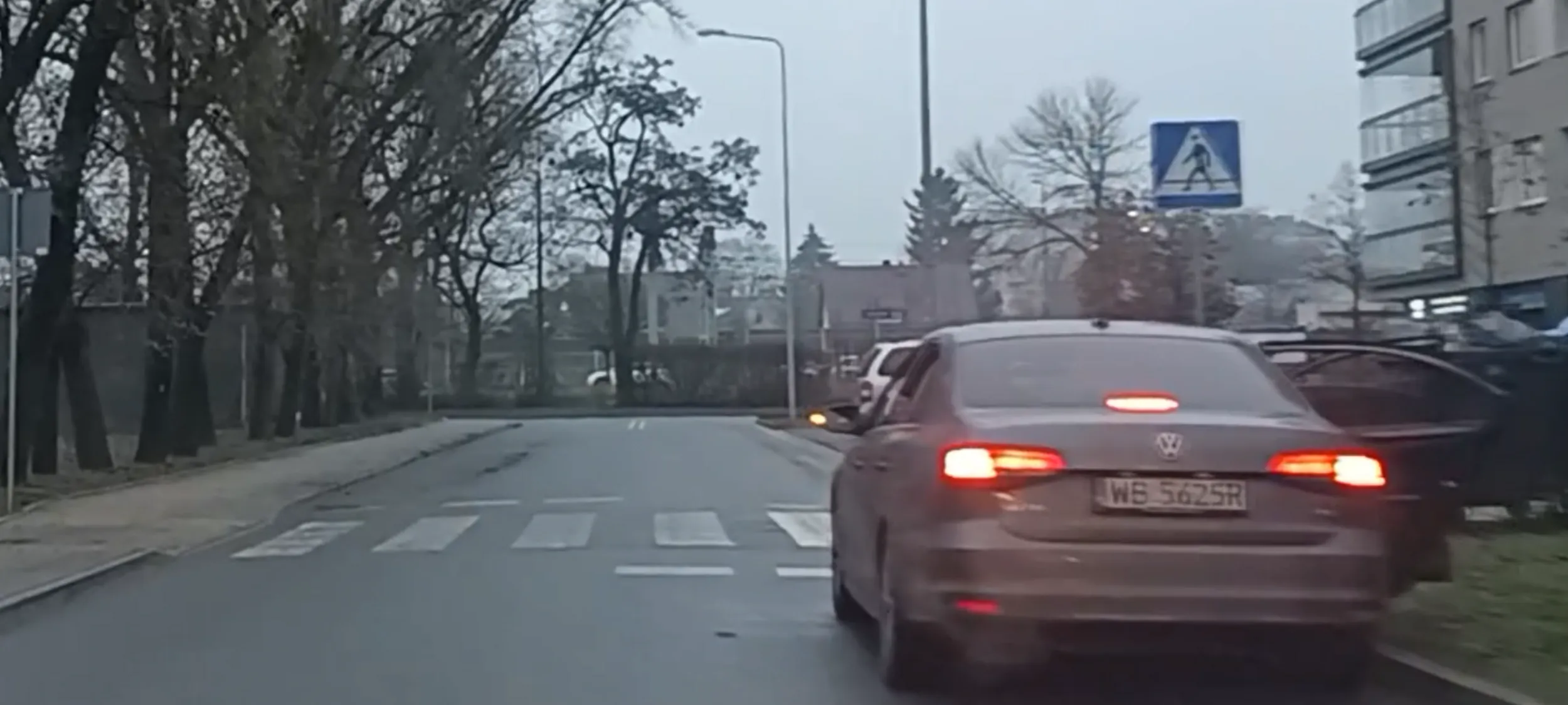 Gnój parkuje na ulicy gdzie jest zakaz zatrzymywania się i postoju i prz d samym przejściem dla pieszych