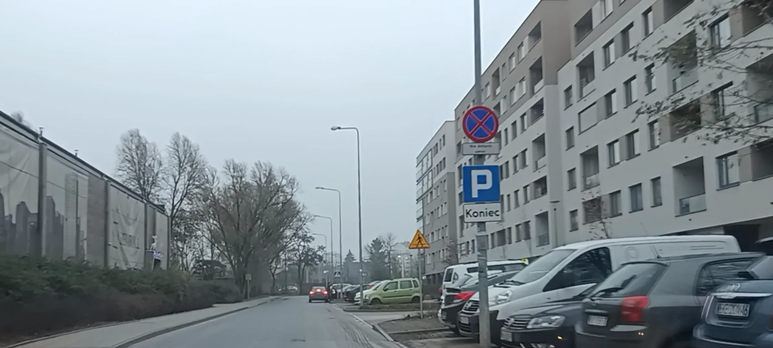 Gnój parkuje na ulicy gdzie jest zakaz zatrzymywania się i postoju i prz d samym przejściem dla pieszych