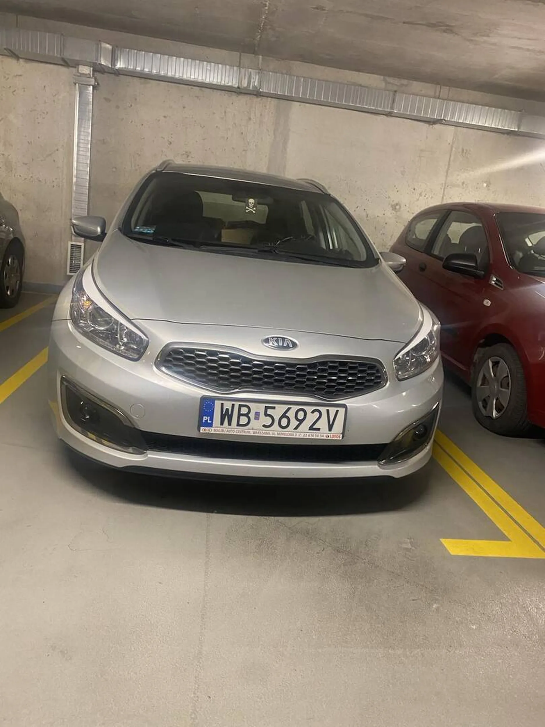 Osoba z tego samochodu nie ma za grosz szacunku do własności. Notorycznie zajmuje nie swoje miejsce w garażu.