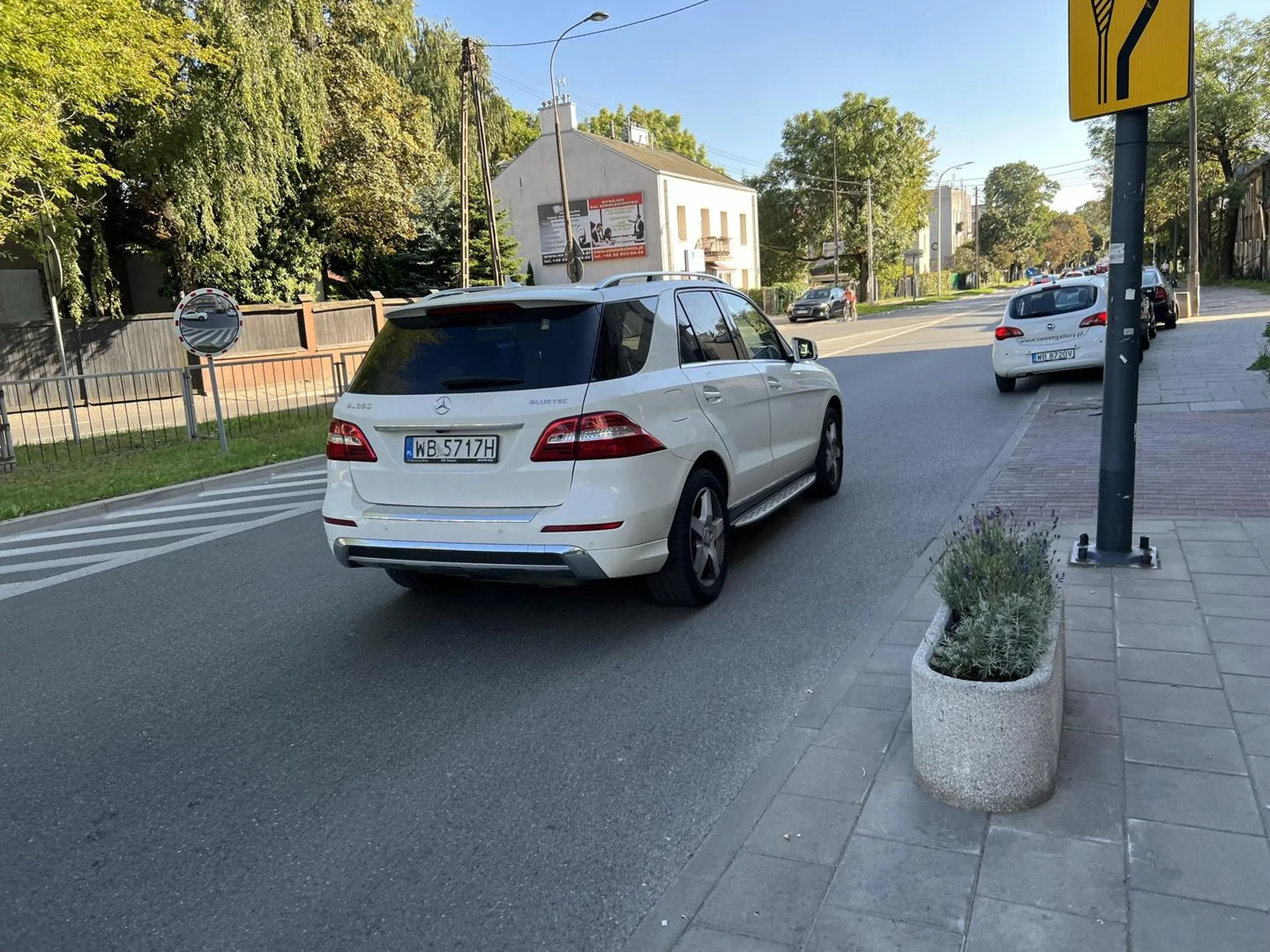 Kierująca wielkim mercedesem kobieta bezczelnie wjeżdżała na chodnik, żeby zaparkować, nie licząc się z tym, że chodnikiem idą ludzie z małymi dziećmi. Na zwróconą uwagę po chamsku zaczęła pyskować i odgrażać się. Wyjmowanie aparatu spowodowało, że szybko odjechała (dlatego zdjęcia są od tyłu samochodu już odjeżdżającego ulicą).