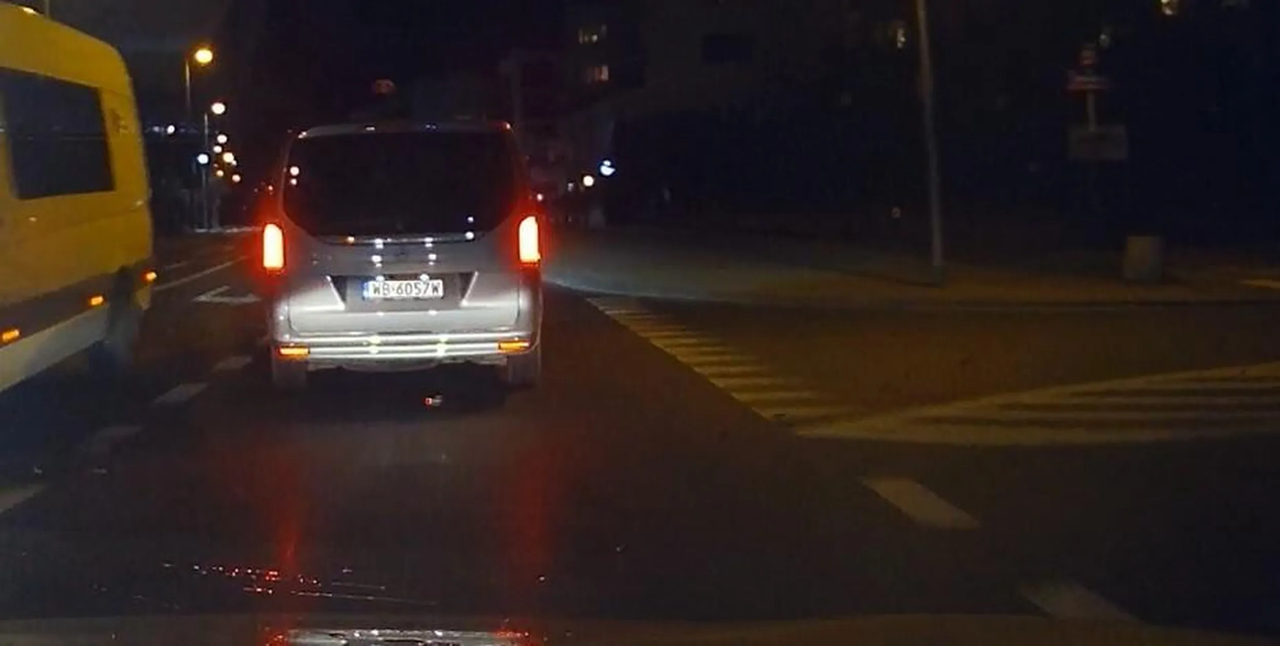 Jazda na wprost sprawia problemy, na ograniczeniu do 50 km/h jedzie 30 km/h