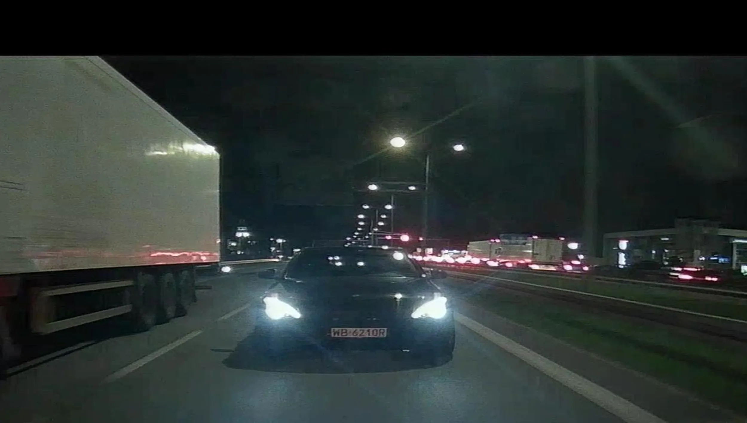 Kretyn skończy jak ten z Krakowa. Najpierw jazda na zderzaku, poźniej pełen but, wyprzedzanie i w ostatniej chwili wbija się na autostradę.