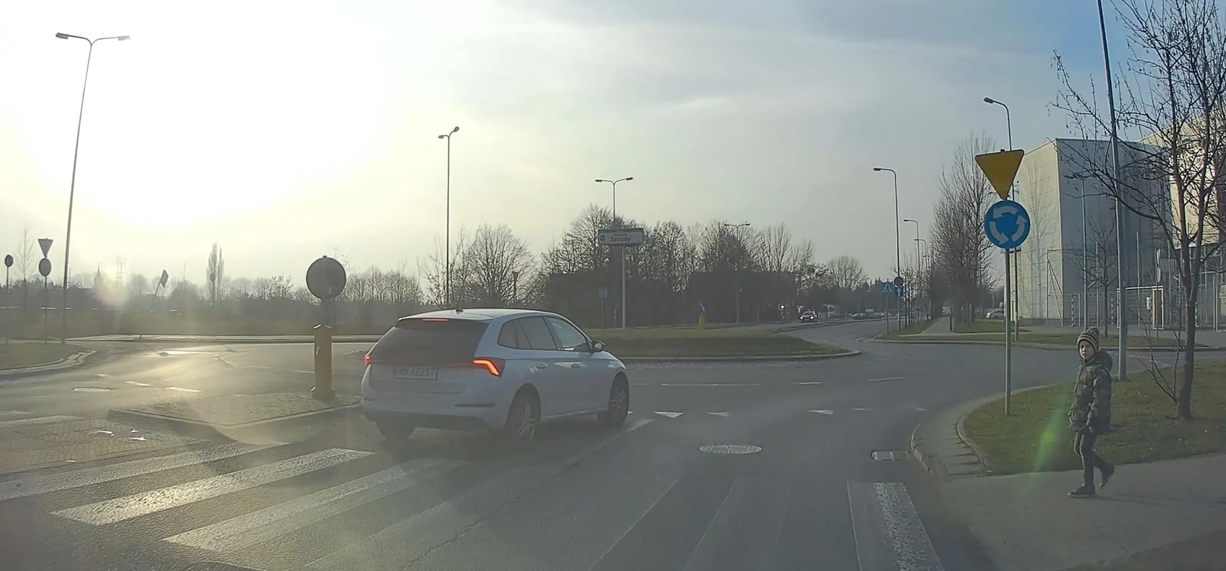 Kierowca ominął pojazd ustępujący pierwszeństwa pieszemu. Mandat 1500zł i 15 punktów karnych.