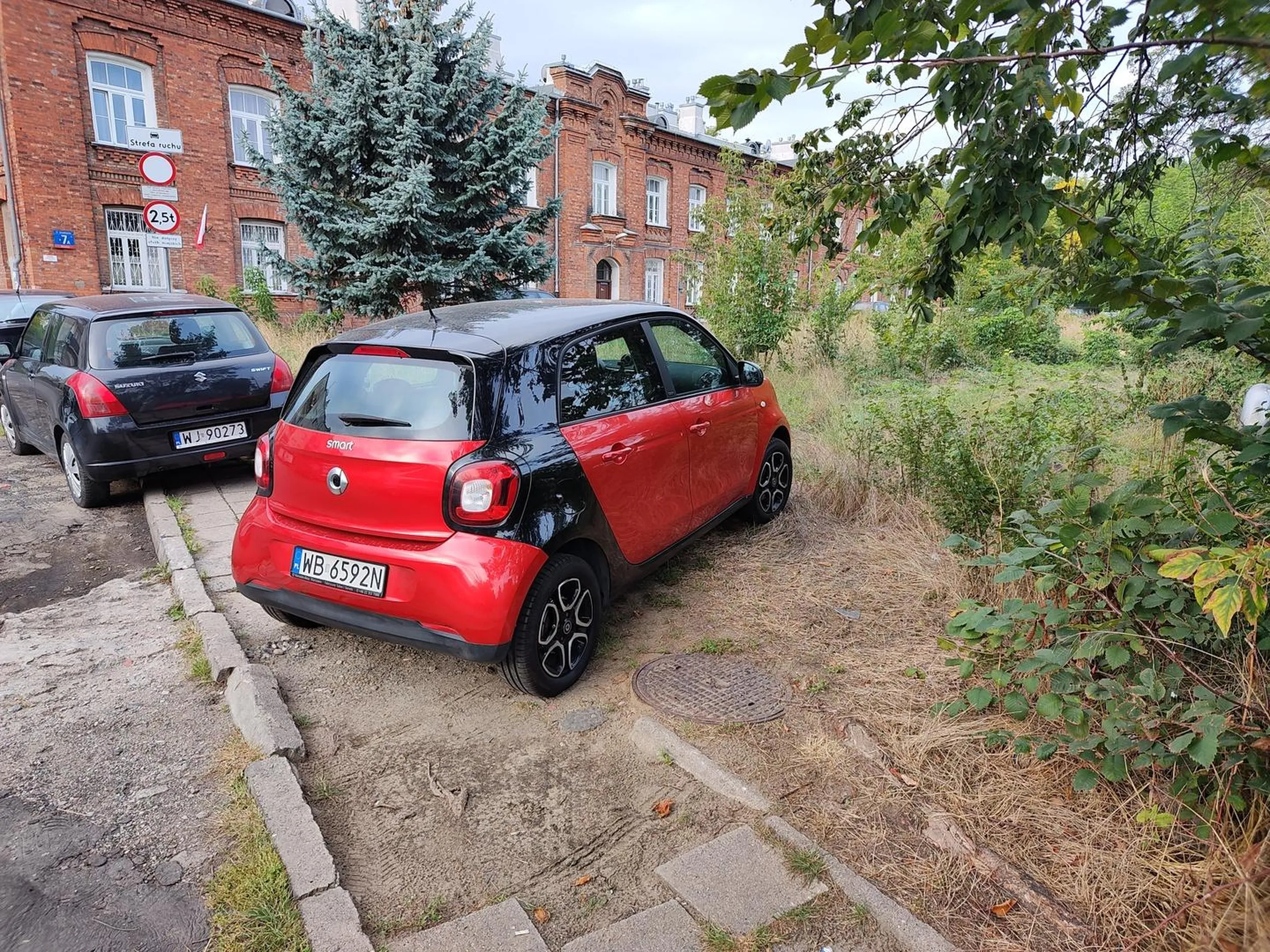 To nie Moskwa, ze parkuje sie gdzie jest miejsce, tylko tam, gdzie namalowalismy takie duze prostokaty. To sa miejsca parkingowe.