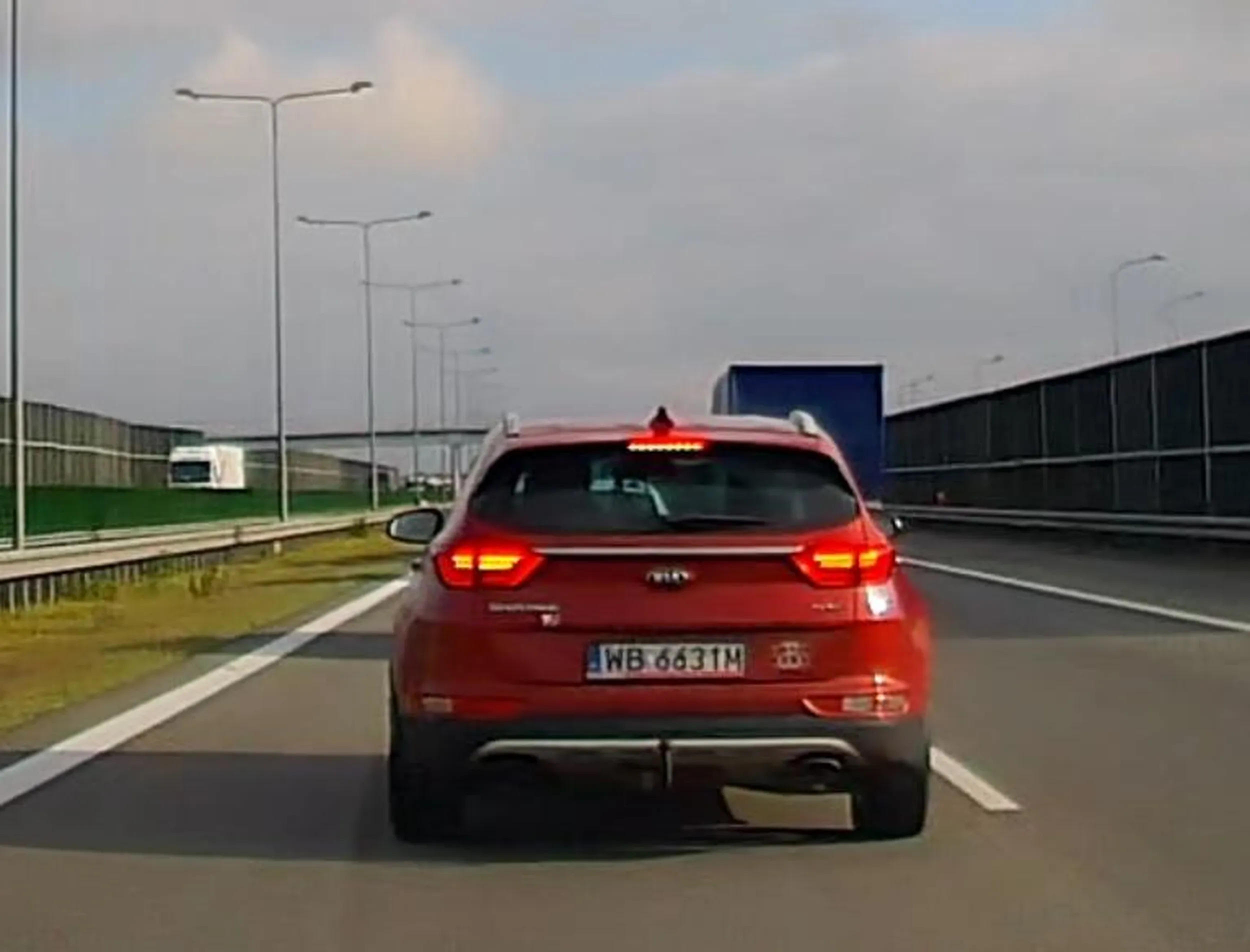 Kijanka wyprzedza prawym pasem i wbija Ci się przed maskę. Co za płaz.