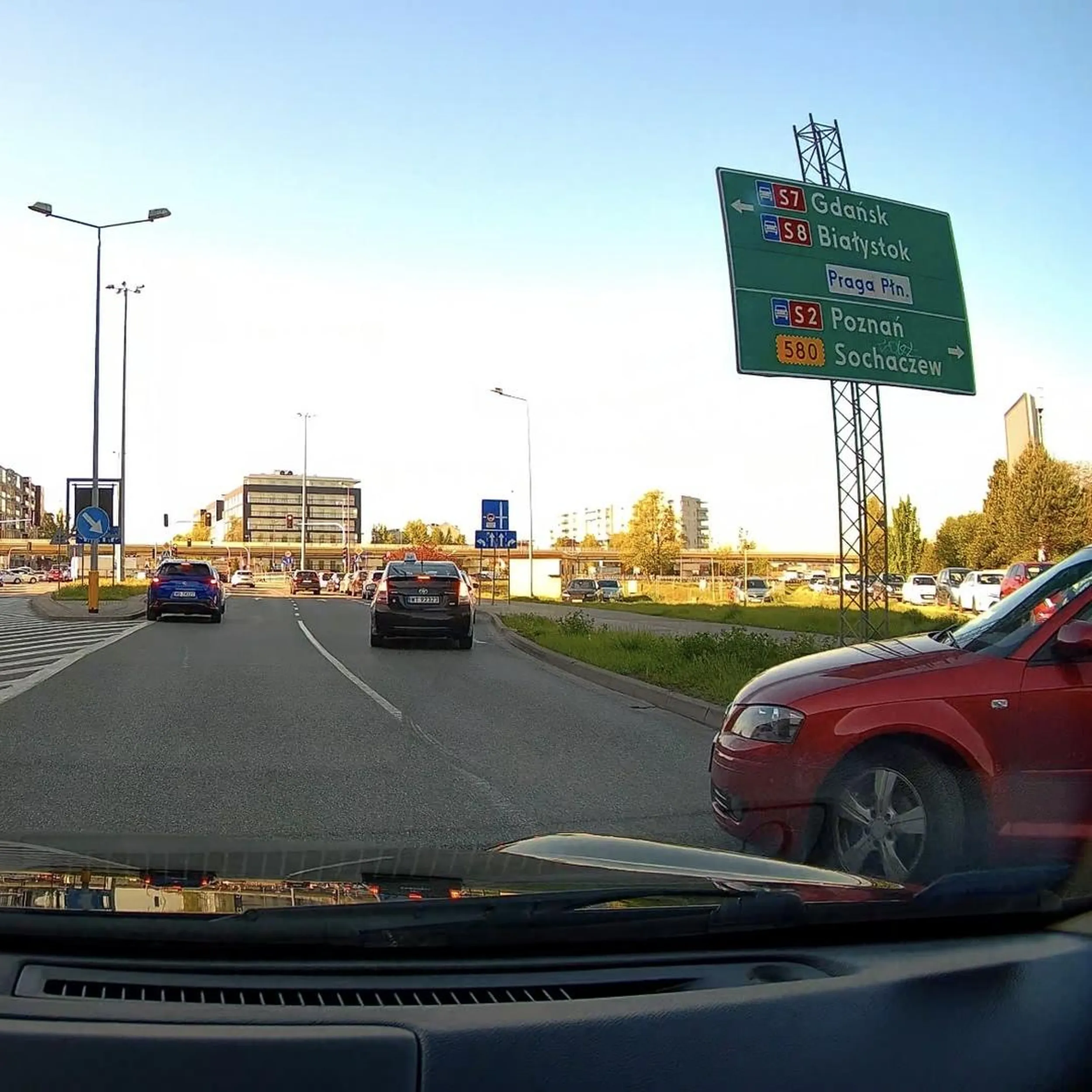 Włączając się do ruchu wjeżdża na kurs kolizyjny na drugi pas nawet NIE PATRZĄC.