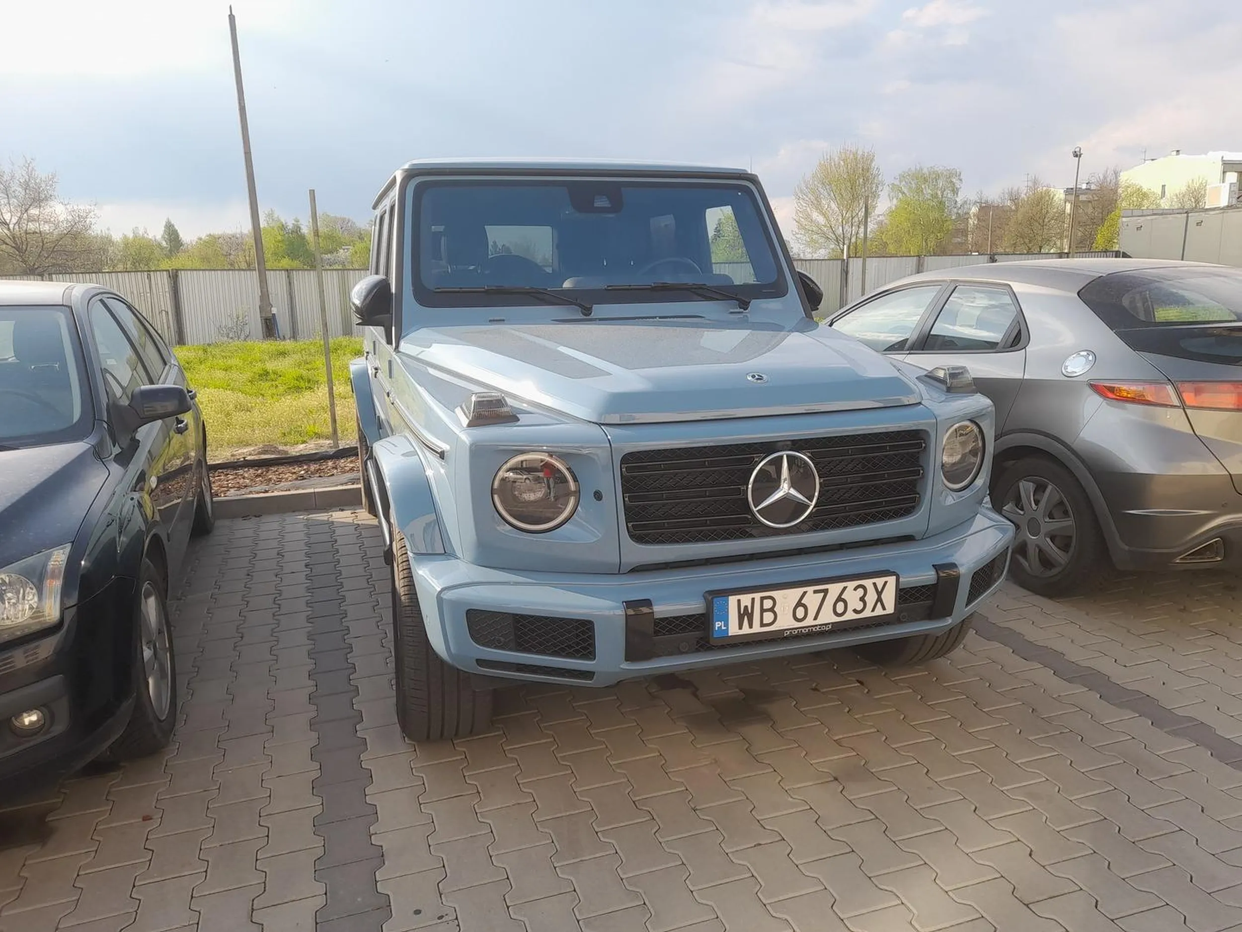 Mercedes G klasa staną na prywatnie wynajętym miejscu parkingowym. Sytuacja ma miejsce już 6 raz gdzie jest na końcu tabliczka informująca której kierowca nie widzi.