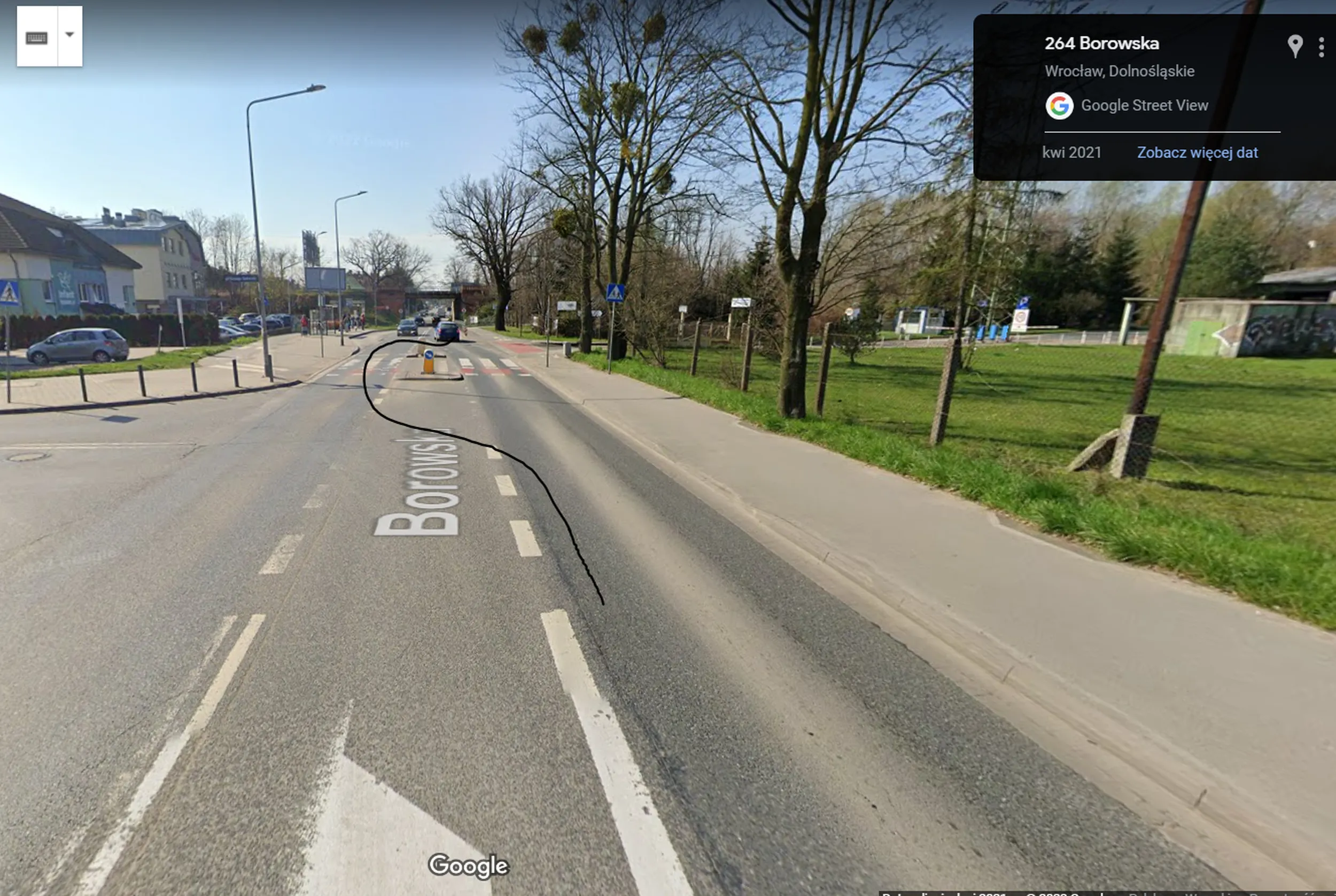 Wrocław - Borowska, godzina 19:30: najpierw bardzo mu się spieszyło i szybko zmienił pas na prawy, po czym pas się skończył i jegomość został strąbiony przez sąsiada jadącego przede mną po tym, jak chciał mu się wpie***lić na pas (tak mi się wydaje, ze to trąbił ten w aucie przede mną). Gość się wkurzył i zaczęła się pokazówka - przyspieszanie, siedzenie na zderzaku, jazda slalomem. W końcu przejechał lewą stroną wysepki (ze screena) żeby znaleźć się przed swoją ofiarą, stwarzając ogromne zagrożenie między innymi w postaci jazdy na czołówkę autom z naprzeciwka. Zatrzymał się i wysiadł, na szczęście tamten kierowca skręcił w uliczkę w lewo, bo nie wiadomo jak by się to skończyło. Szkoda, że nie mam kamerki, bo chętnie pokazałabym wszystko policji, tacy kretyni zasługują na bana nawet na patrzenie na kierownicę.