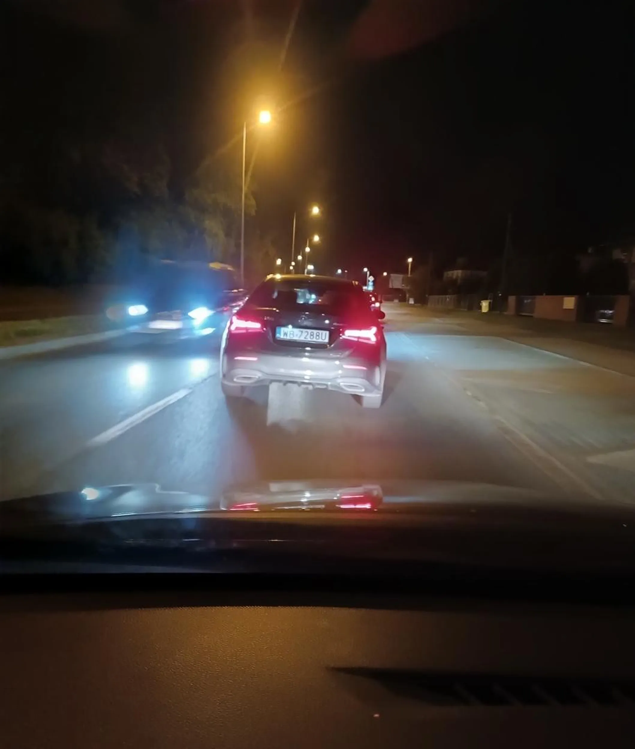 Wrocław - Borowska, godzina 19:30: najpierw bardzo mu się spieszyło i szybko zmienił pas na prawy, po czym pas się skończył i jegomość został strąbiony przez sąsiada jadącego przede mną po tym, jak chciał mu się wpie***lić na pas (tak mi się wydaje, ze to trąbił ten w aucie przede mną). Gość się wkurzył i zaczęła się pokazówka - przyspieszanie, siedzenie na zderzaku, jazda slalomem. W końcu przejechał lewą stroną wysepki (ze screena) żeby znaleźć się przed swoją ofiarą, stwarzając ogromne zagrożenie między innymi w postaci jazdy na czołówkę autom z naprzeciwka. Zatrzymał się i wysiadł, na szczęście tamten kierowca skręcił w uliczkę w lewo, bo nie wiadomo jak by się to skończyło. Szkoda, że nie mam kamerki, bo chętnie pokazałabym wszystko policji, tacy kretyni zasługują na bana nawet na patrzenie na kierownicę.