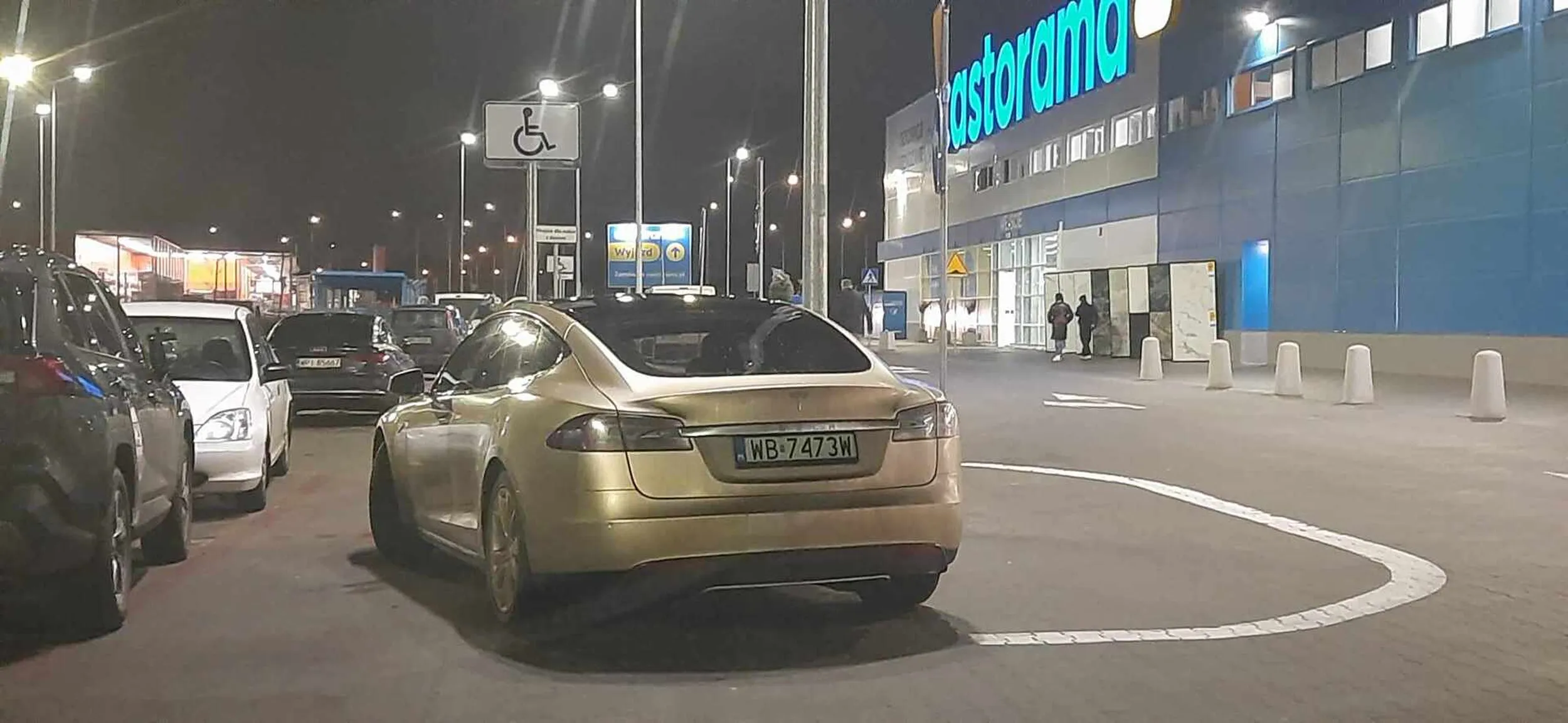 Drogi samochód mam, więc mogę stawać gdzie i jak chcę.