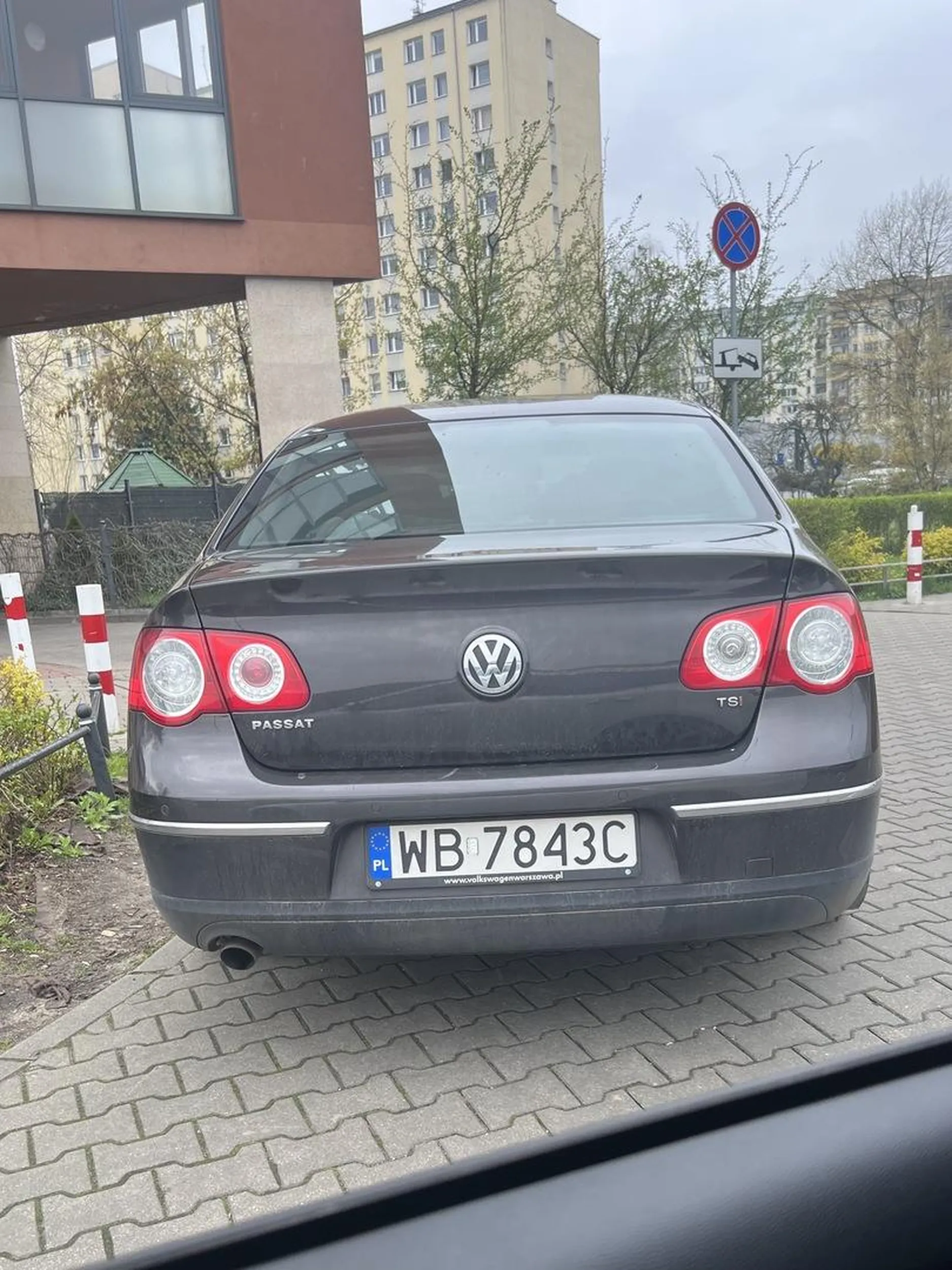 Wyjazd z garażu to nie jest miejsce parkingowe. Warszawa, ulica Wergiliusza, 18 kwietnia 23 9:20