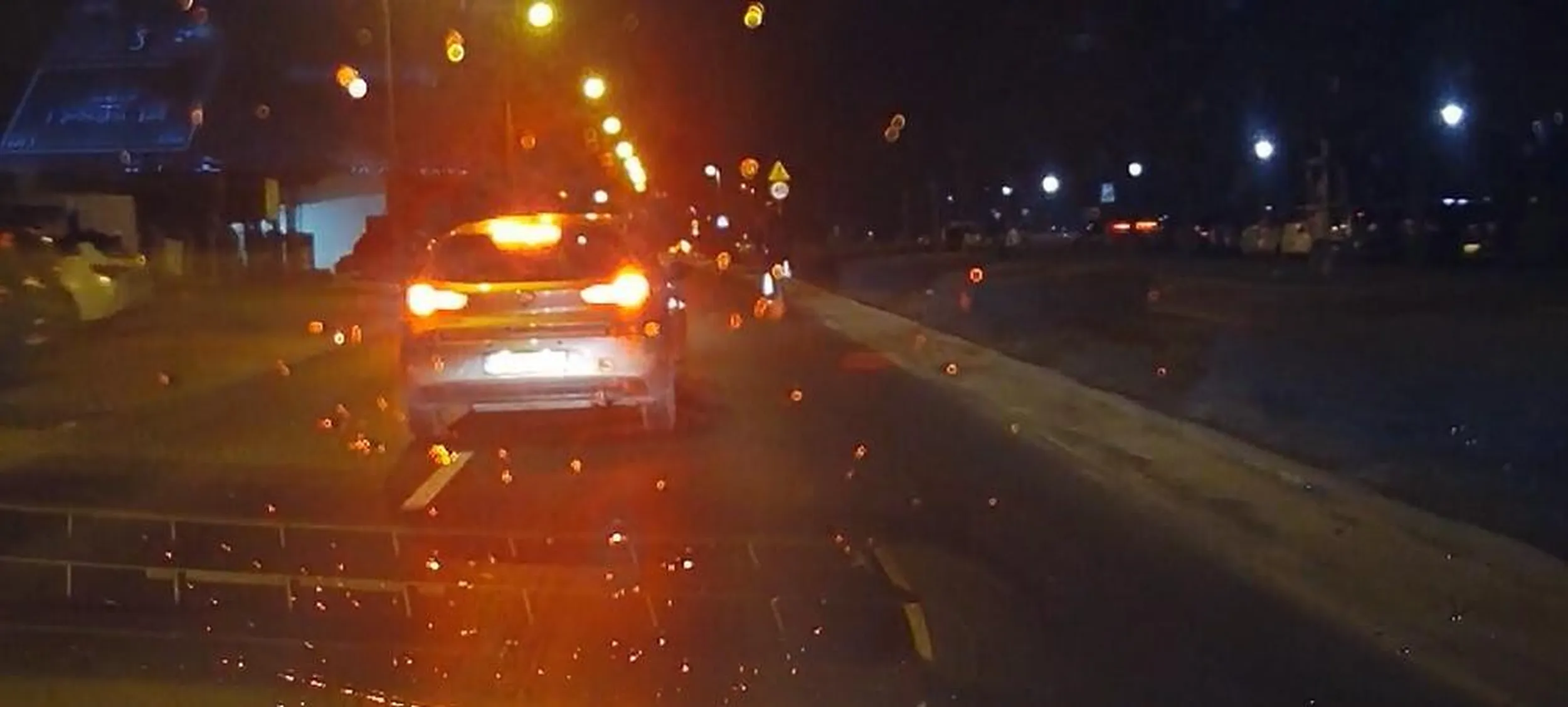 Wyprzedzenie rowerzysty na pustej drodze przerosło kierowcę tego auta... Gdy się udało to kierowca jechał z prędkością mniejszą od rowerzysty którego wyprzedził... nawet skręt w prawo z ulicy głównej nie okazał się prostym manewrem.