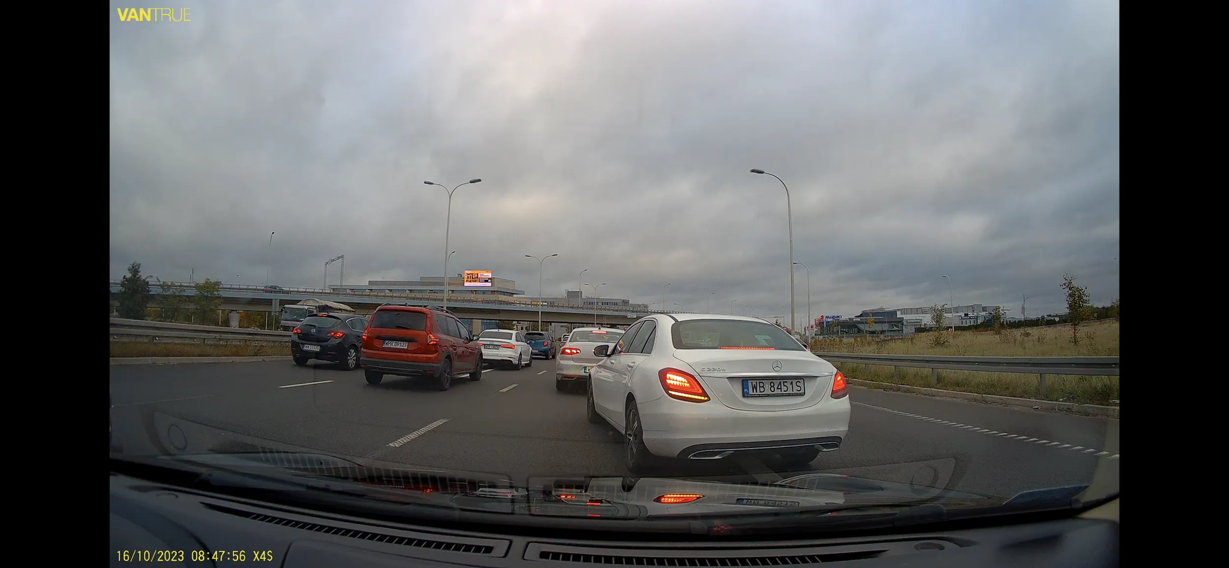 Wymusza pierwszeństwo, ciągłe linie ma za nic. Naucz się jeździć blondi.