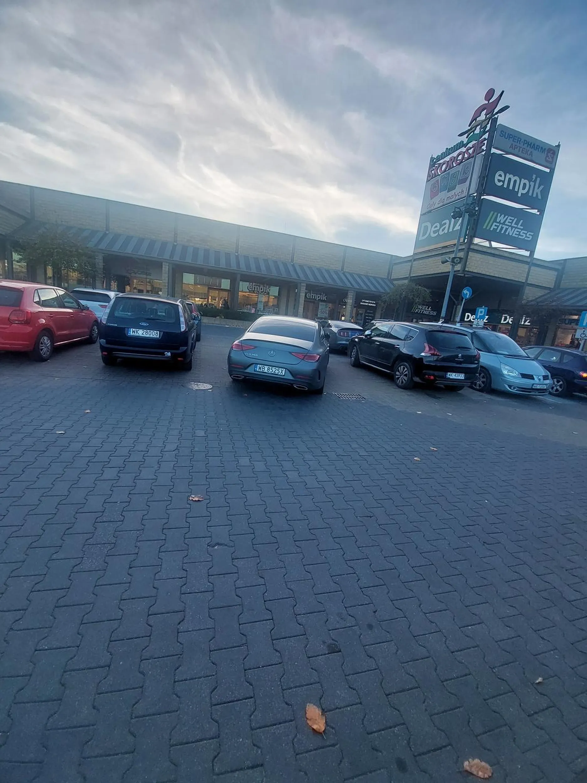 No co to za kierowca że parkuje na 2 miejsca ? Psychiatryk wskazany