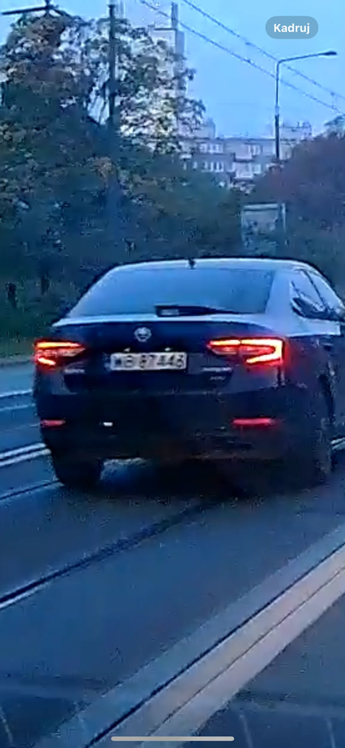 Po 1 to jeżdżąc po Warszawie wypadałoby znać zasady ruchu, który odbywa się na ulicy. Jeżeli stoi tramwaj i ludzie wysiadają na ulicę po której przejeżdżają samochody to wypadałoby się zastosować do przepisów ruchu drogowego i odpowiednio zachować. Po 2 wyprzedzanie w tunelu buspasem na ciągłej również ma swoje konsekwencje. Na szczęście kamerka wszystko ładnie uwieczniła. Ale nie bój się, może ta lala z fotela pasażera złoży się z Tobą na mandat cieciu w słóżbówce ;)