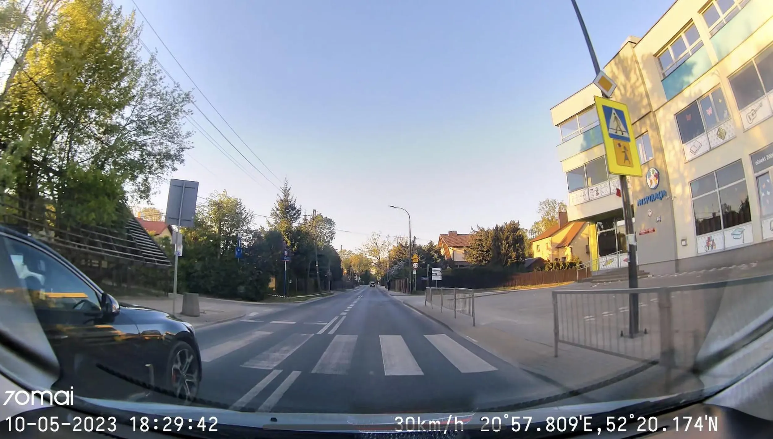 Wyprzedzanie na podwójnej ciągłej, tuż obok przedszkola i szkoły, moment przed ograniczeniem do 30. Nic tylko pogratulować klaunowi inteligencji