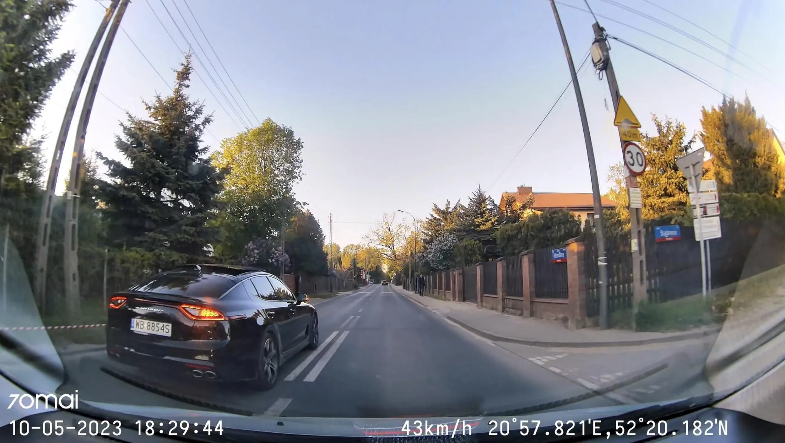 Wyprzedzanie na podwójnej ciągłej, tuż obok przedszkola i szkoły, moment przed ograniczeniem do 30. Nic tylko pogratulować klaunowi inteligencji