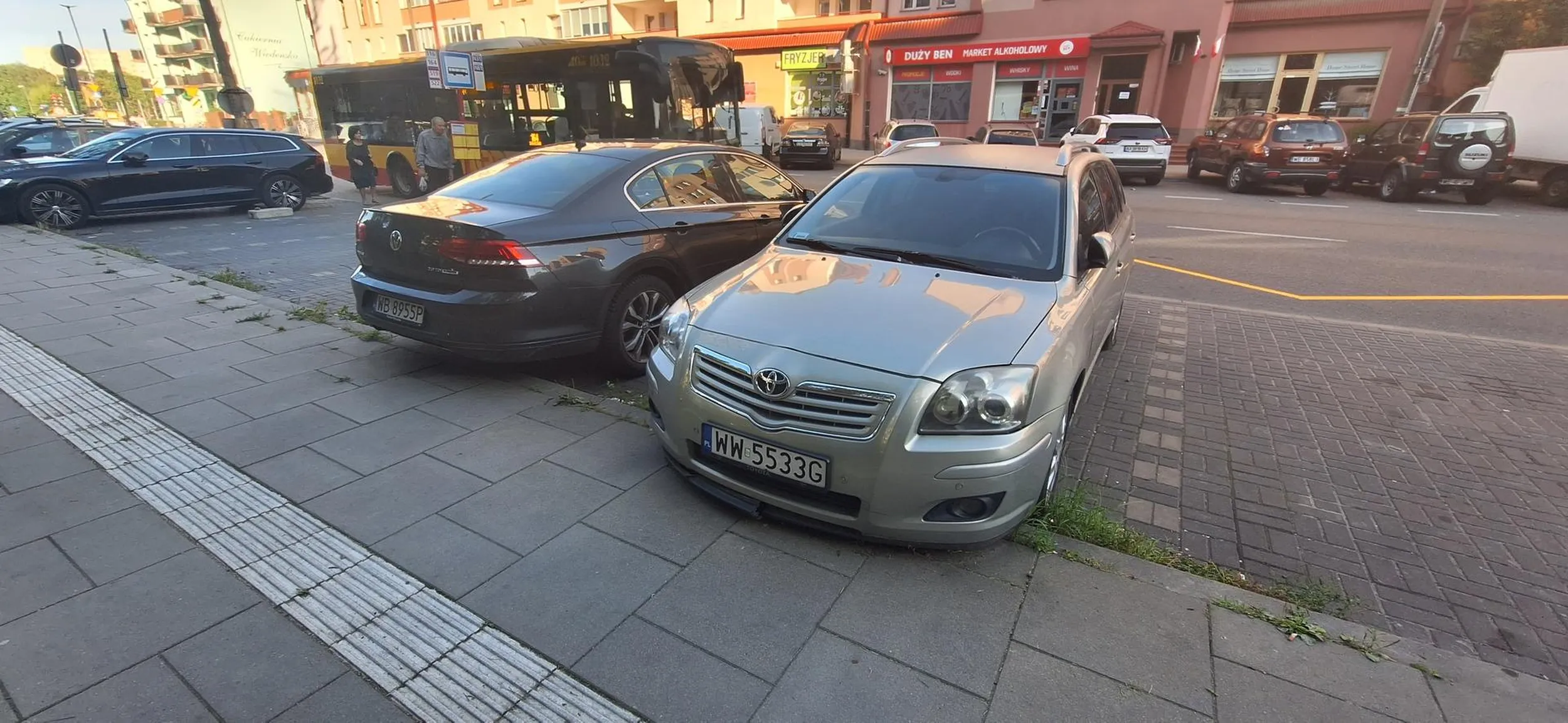 Jest tymczasowy zakaz zatrzymania się, a ten i tak zaparkował, tym samym blokuje lub utrudnia ludziom wyjście z ich autobusów.
