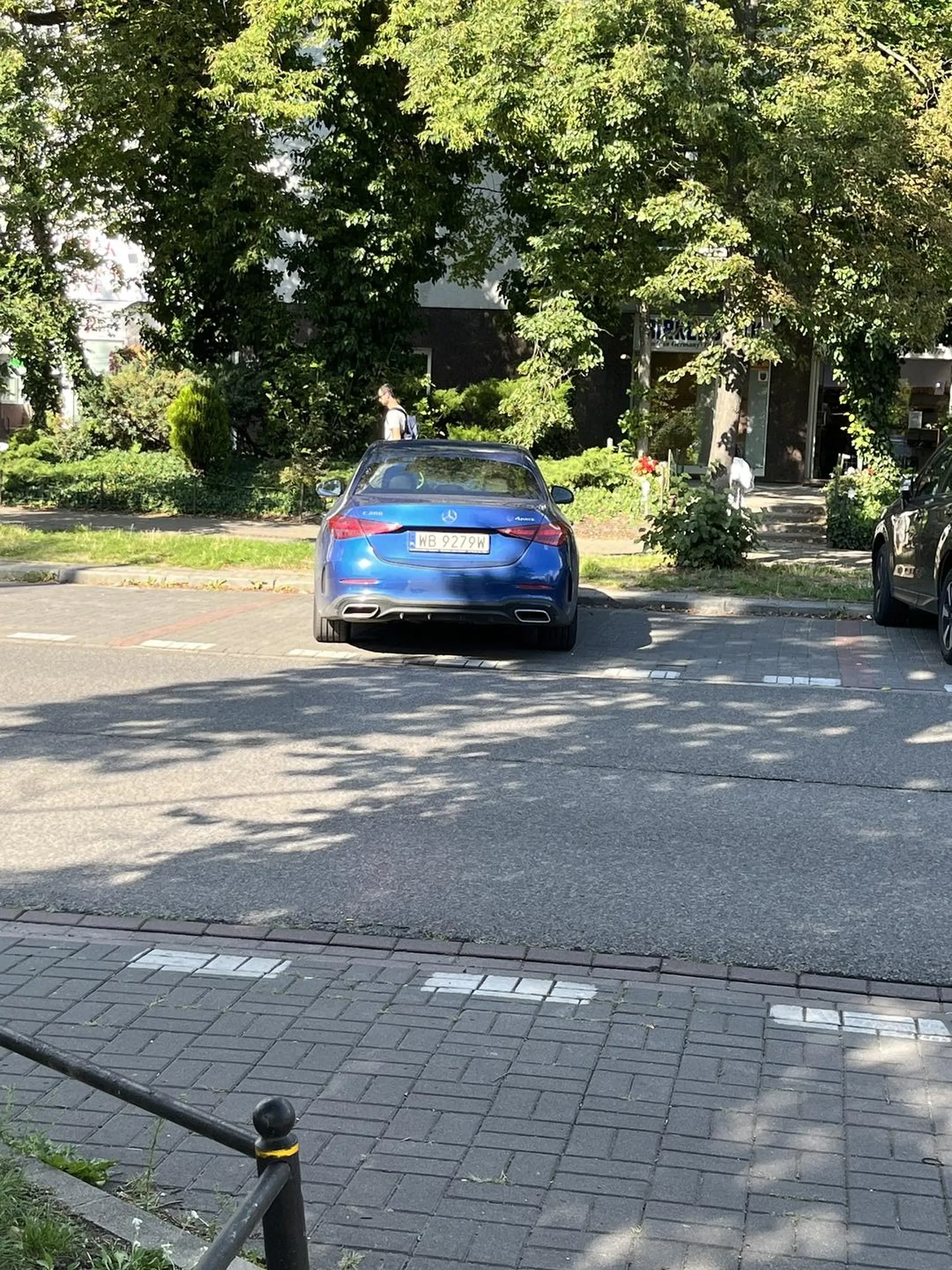 Mistrzowskie parkowanie - brawo dla pani… ?