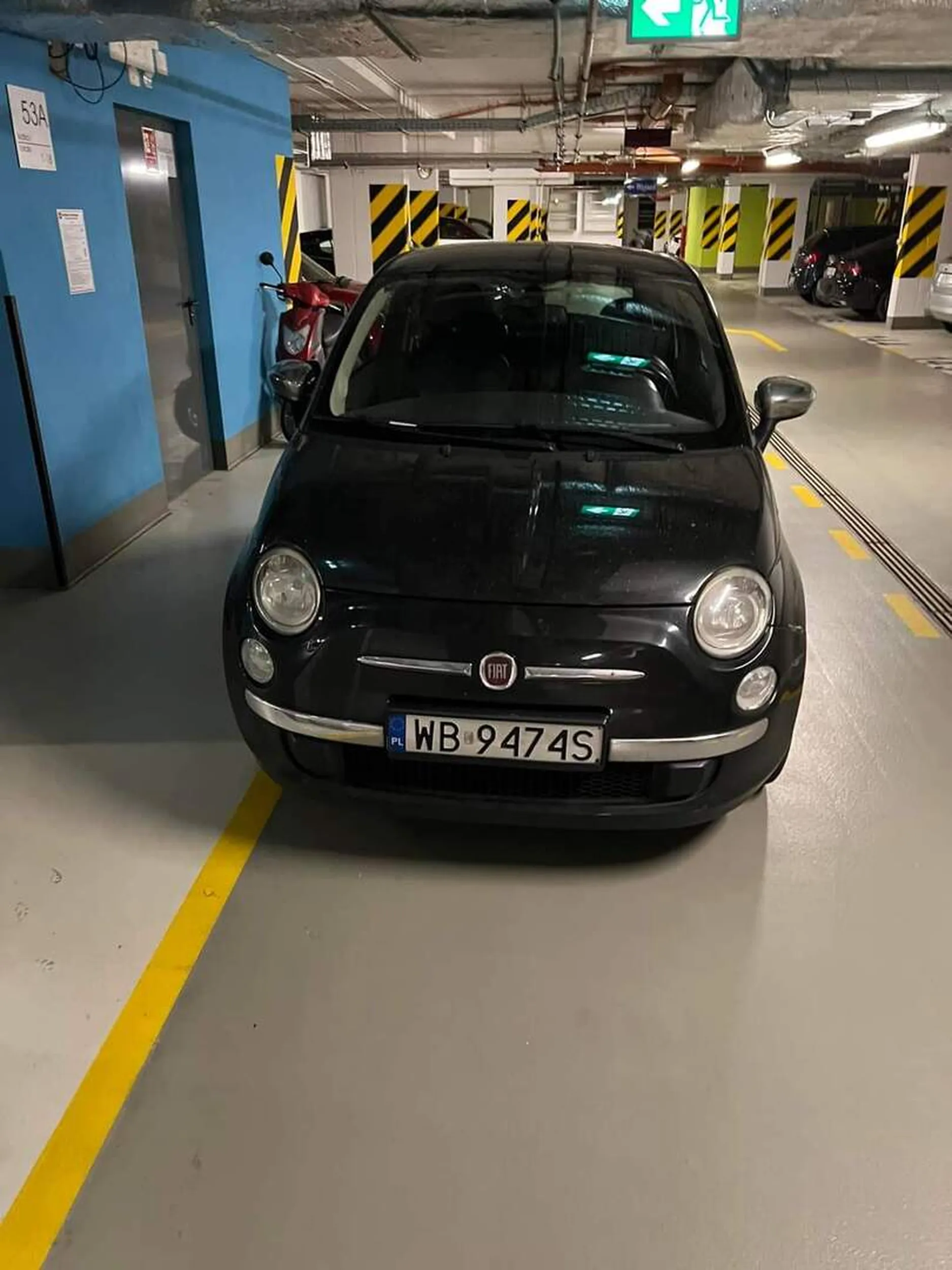 Nie ma swojego miejsca w związku z tym parkuje na środku garażu. Lepszy cwaniak