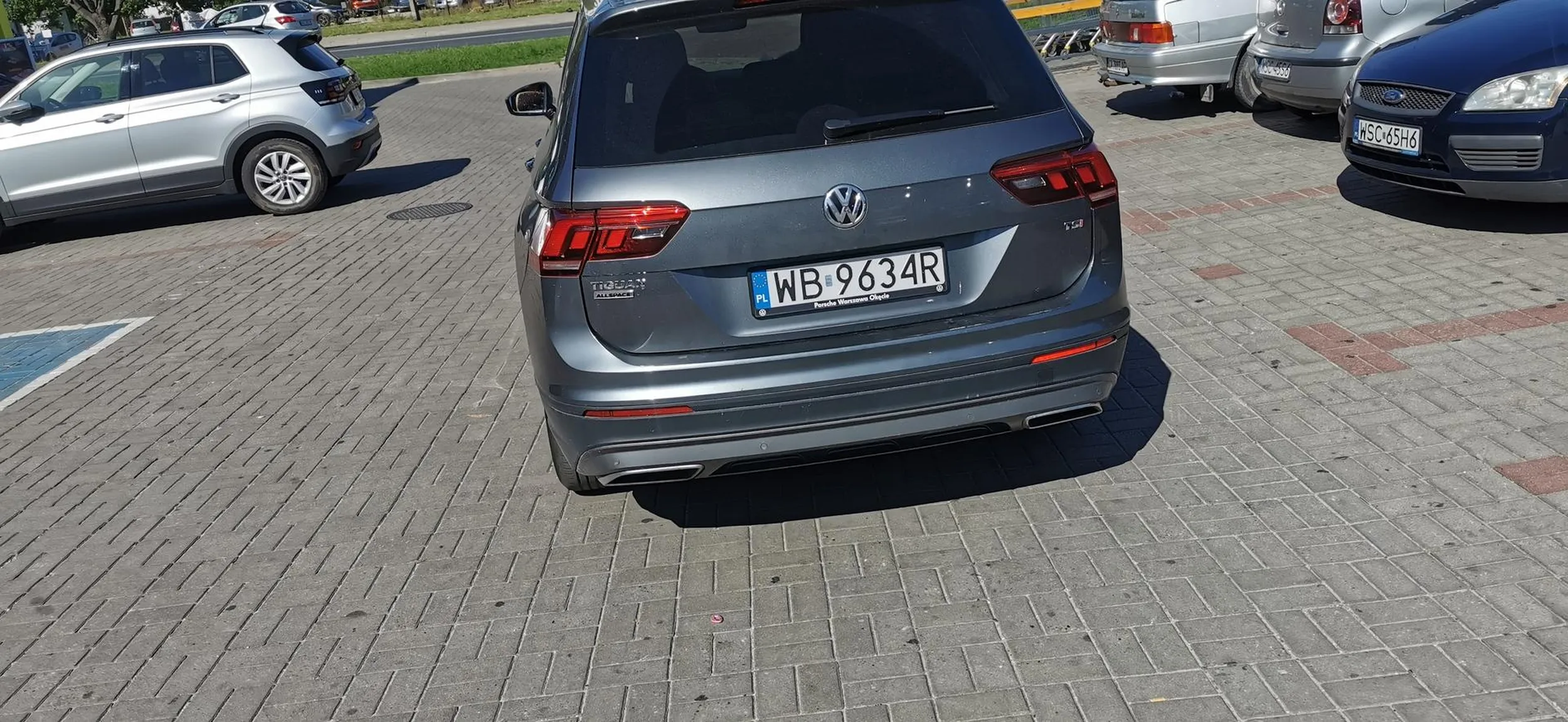 Parkuje na wjeździe blokując innym przejazd. Bardzo porywczy kierowca, od razu rzuca się z łapami - bohater szeryf!