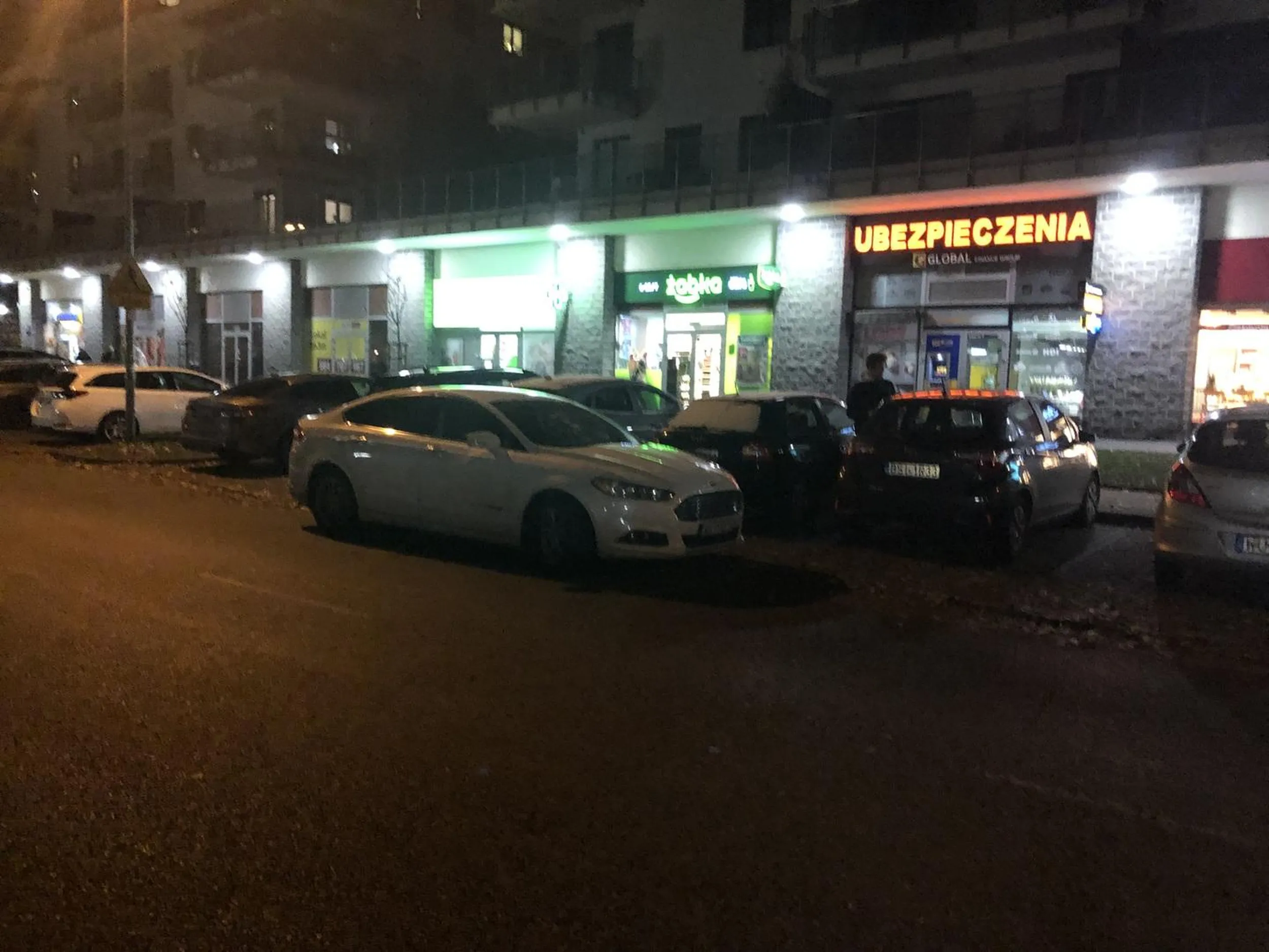 Zatrzymał się na środku ulicy pobiegł do piekarni przyblokował mi i 2 innym osobom auto na 30 minut gratulacje uzytkowniku