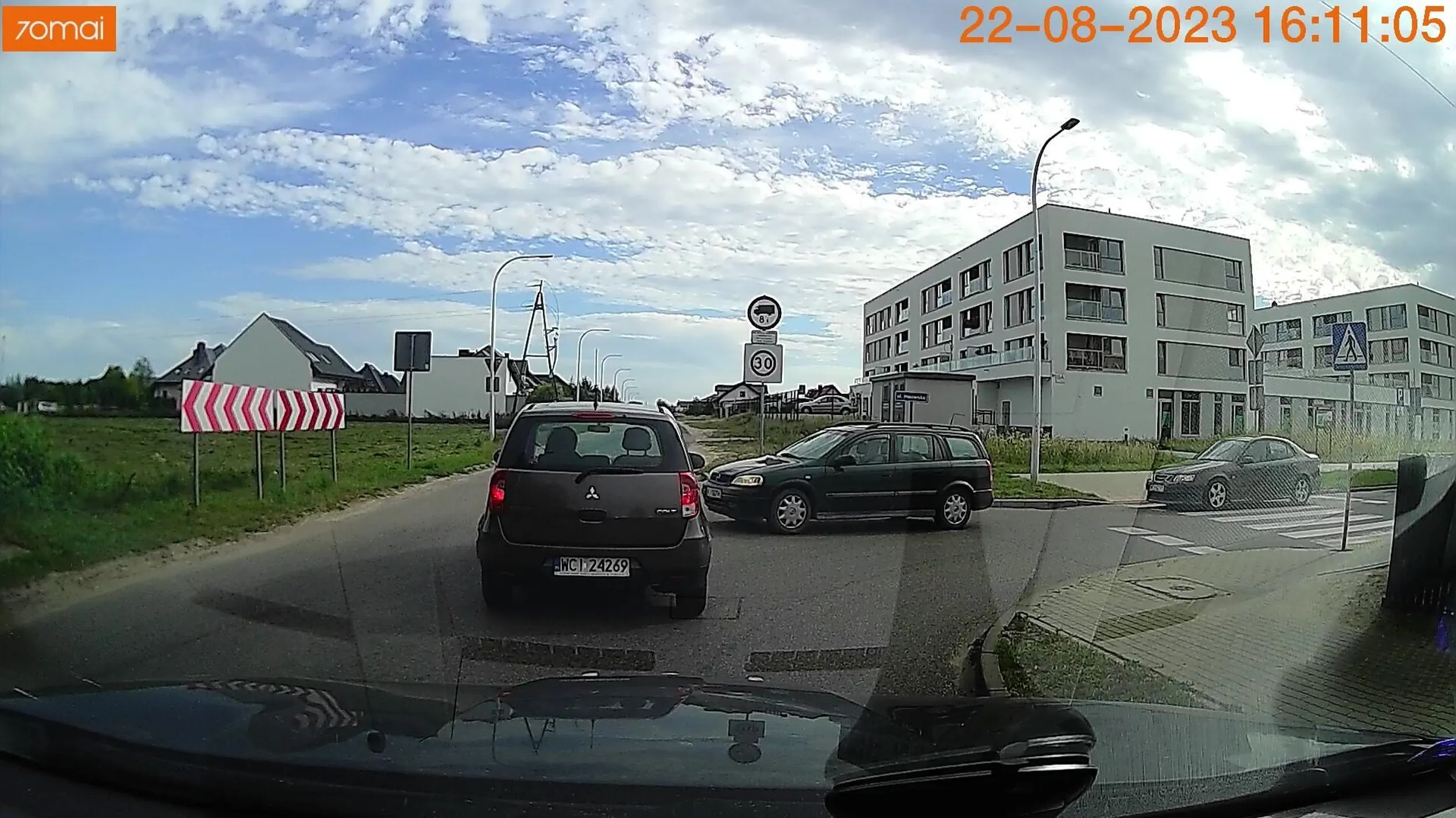 Pani się doszkoli, bo obecnie stwarza zagrożenie dla siebie i innych. Ledwo trzyma się jednej linii jazdy, a znaki jak widać.