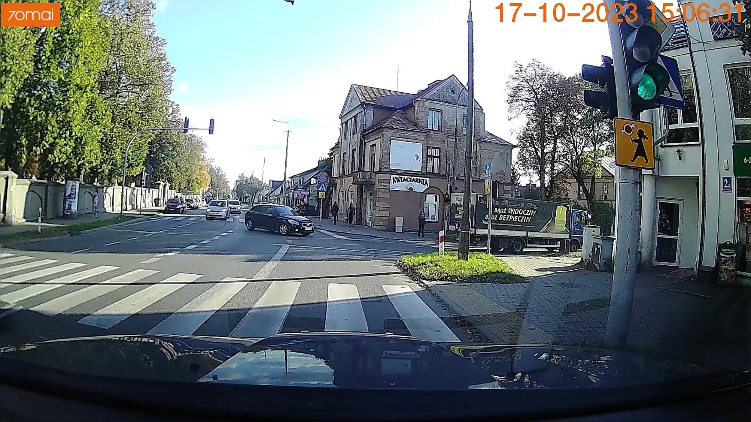 Kierowca powinien mieć zabrane prawo jazdy z marszu (jeśli w ogóle posiada). 1. Wjazd na czerwonym 2. Wymuszenie pierwszeństwa 3. Niemalże rozjechanie pieszych na ich zielonym