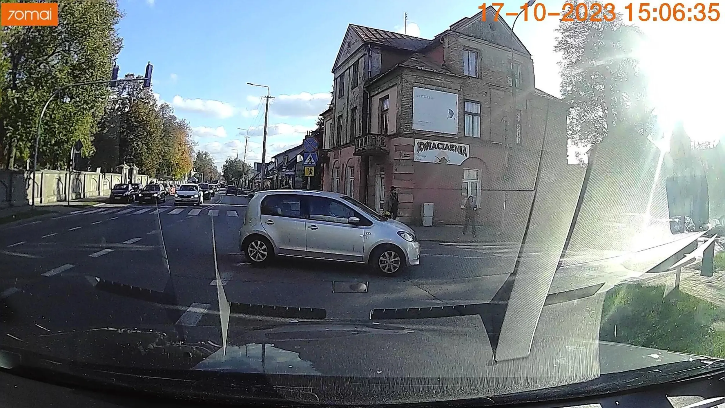 Kierowca powinien mieć zabrane prawo jazdy z marszu (jeśli w ogóle posiada). 1. Wjazd na czerwonym 2. Wymuszenie pierwszeństwa 3. Niemalże rozjechanie pieszych na ich zielonym